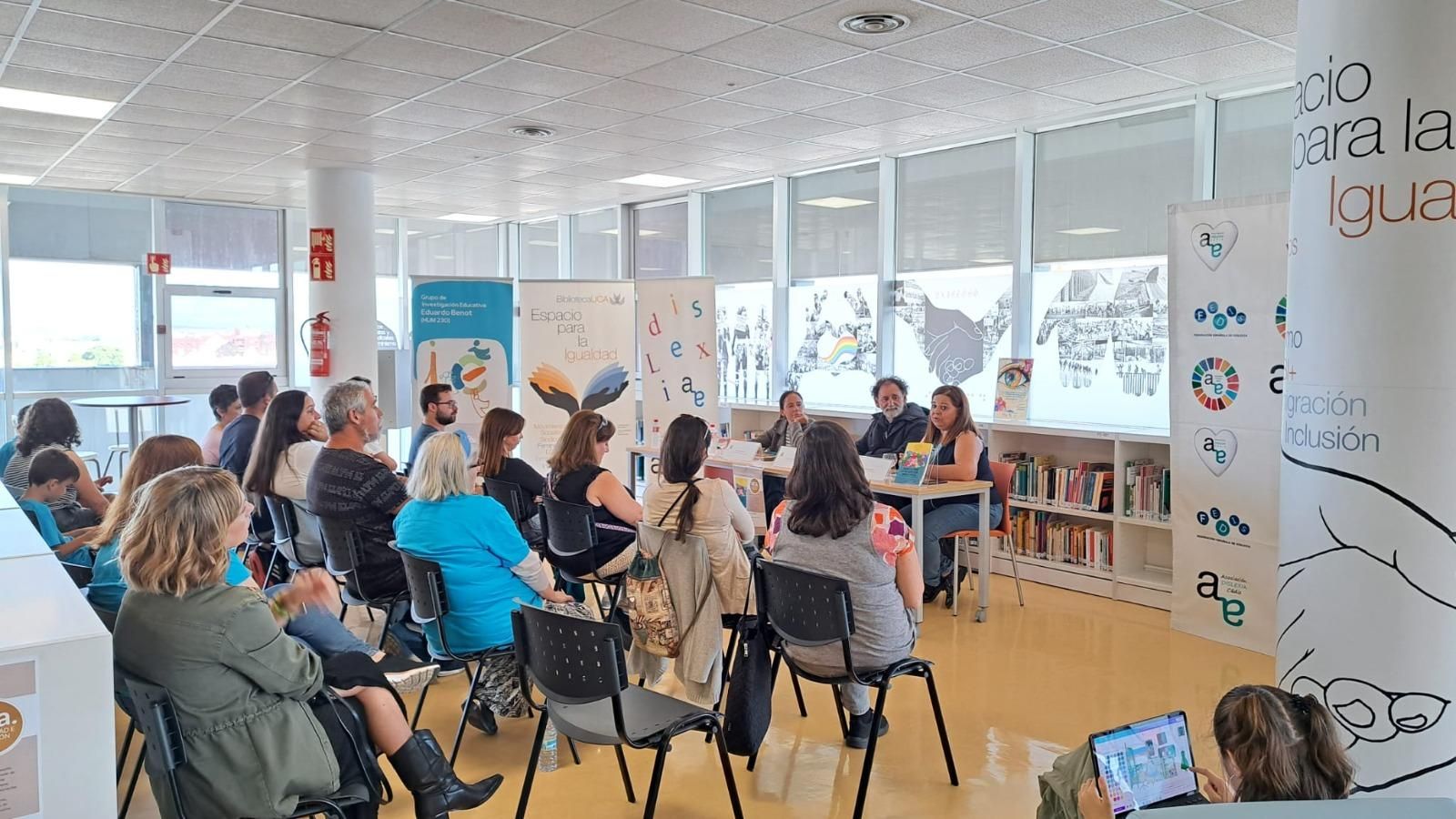 Otra imagen de la presentación en la biblioteca del campus de Jerez.
