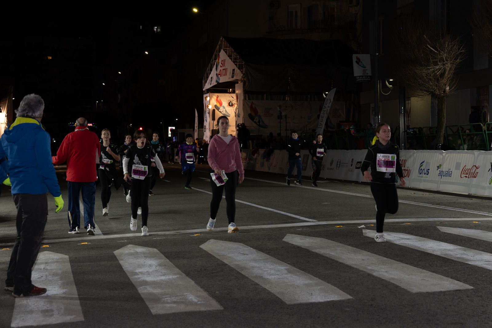 En imágenes: 2.000 atletas brillan con luz propia en la infantil de la Carrera de San Antón 2026