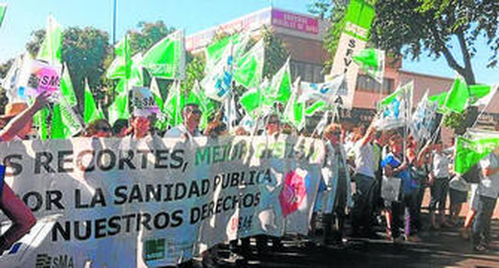 Las enfermeras cortan el tráfico en Hytasa.