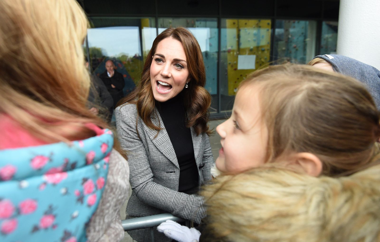 Catalina saluda a los jóvenes de una organización en Essex.