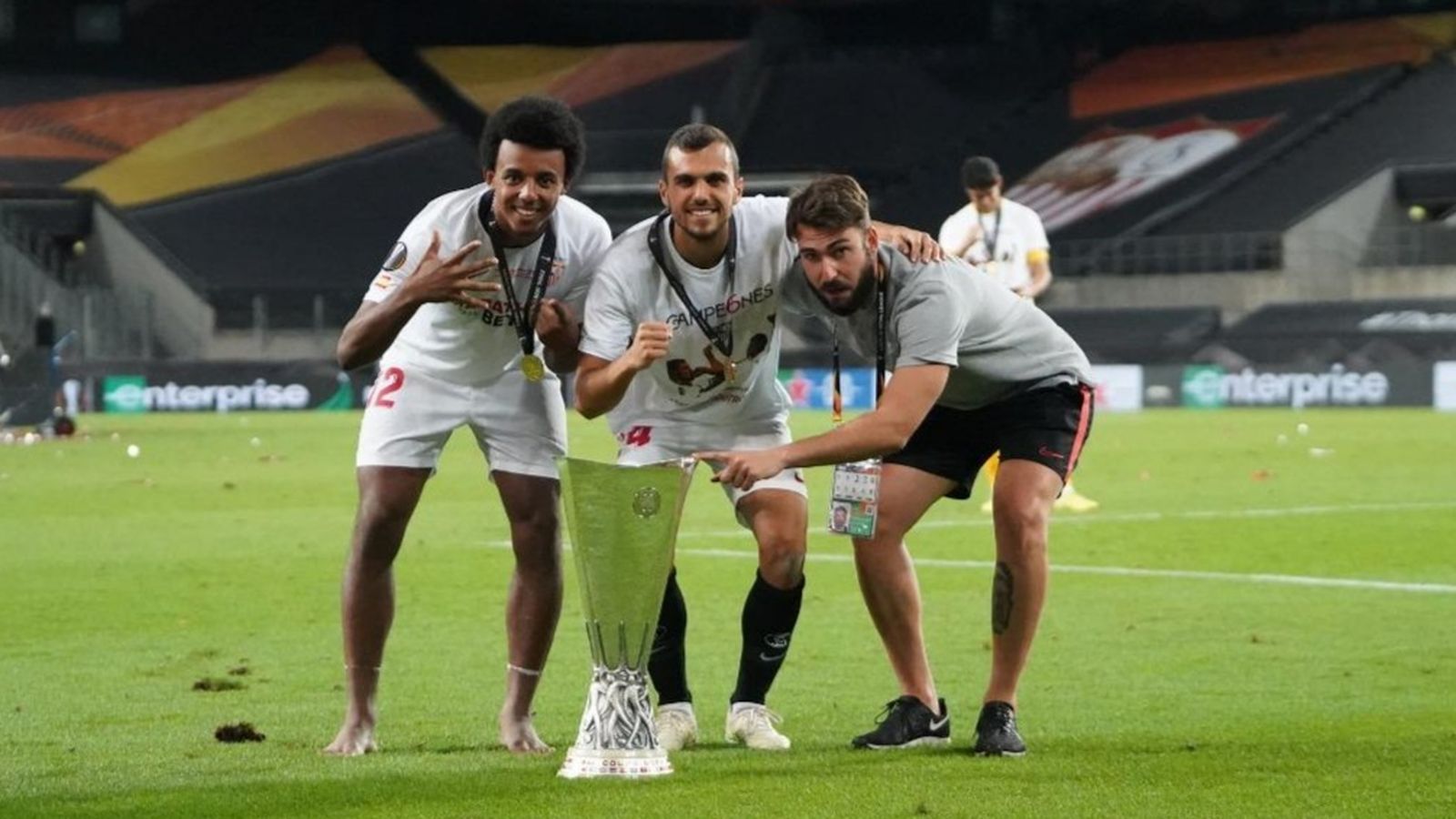 Vargas posa con Koundé y Jordán junto al trofeo continental.