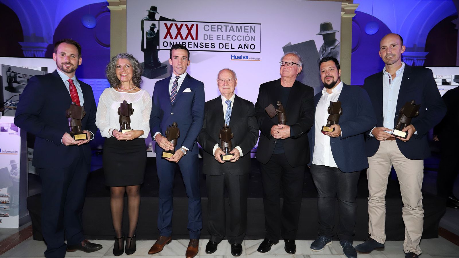 Imagen de familia de todos los premiados en la gala de los Onubenses del Año.