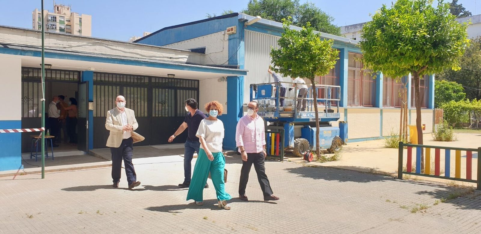 Adela Castaño visita uno de los colegios donde se cambiarán las carpinterías exteriores.