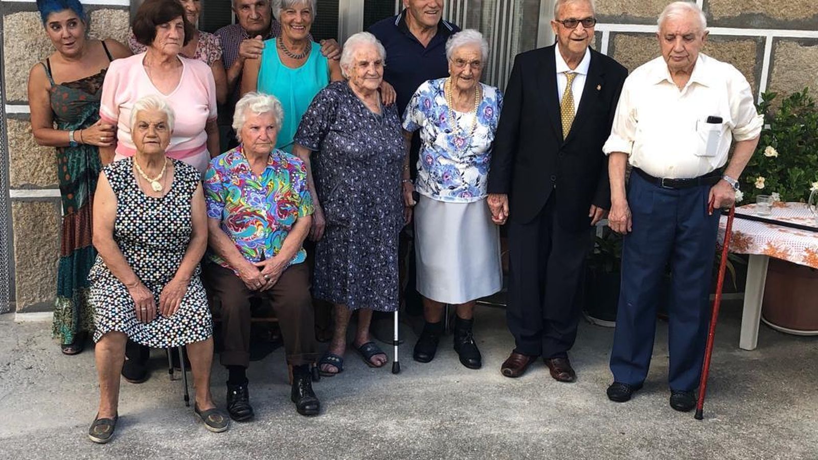 El sacerdote salesiano Venerando Conde junto a sus hermanos