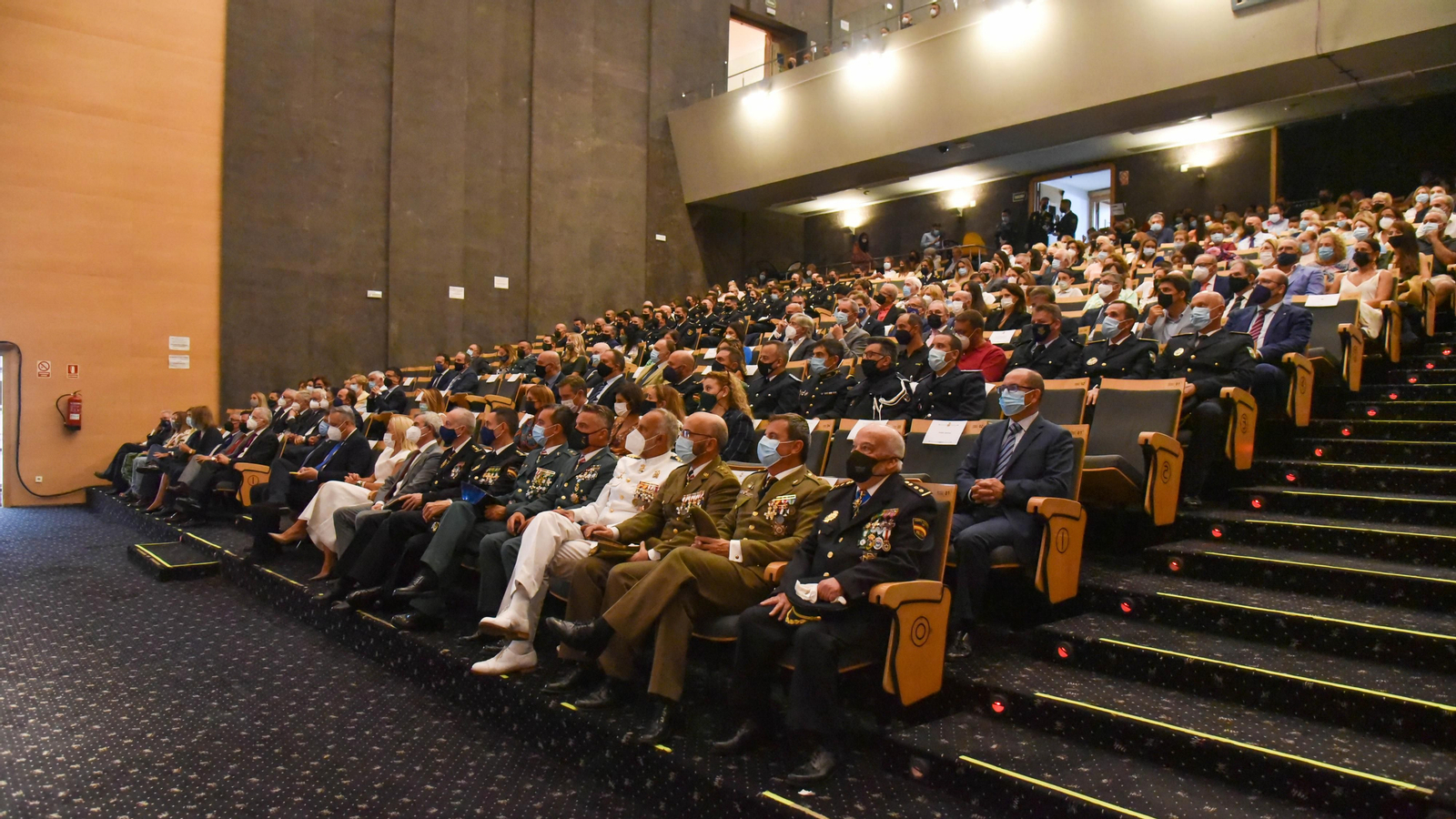 Las fotos de la entrega de medallas por el Dia de la Policía Nacional