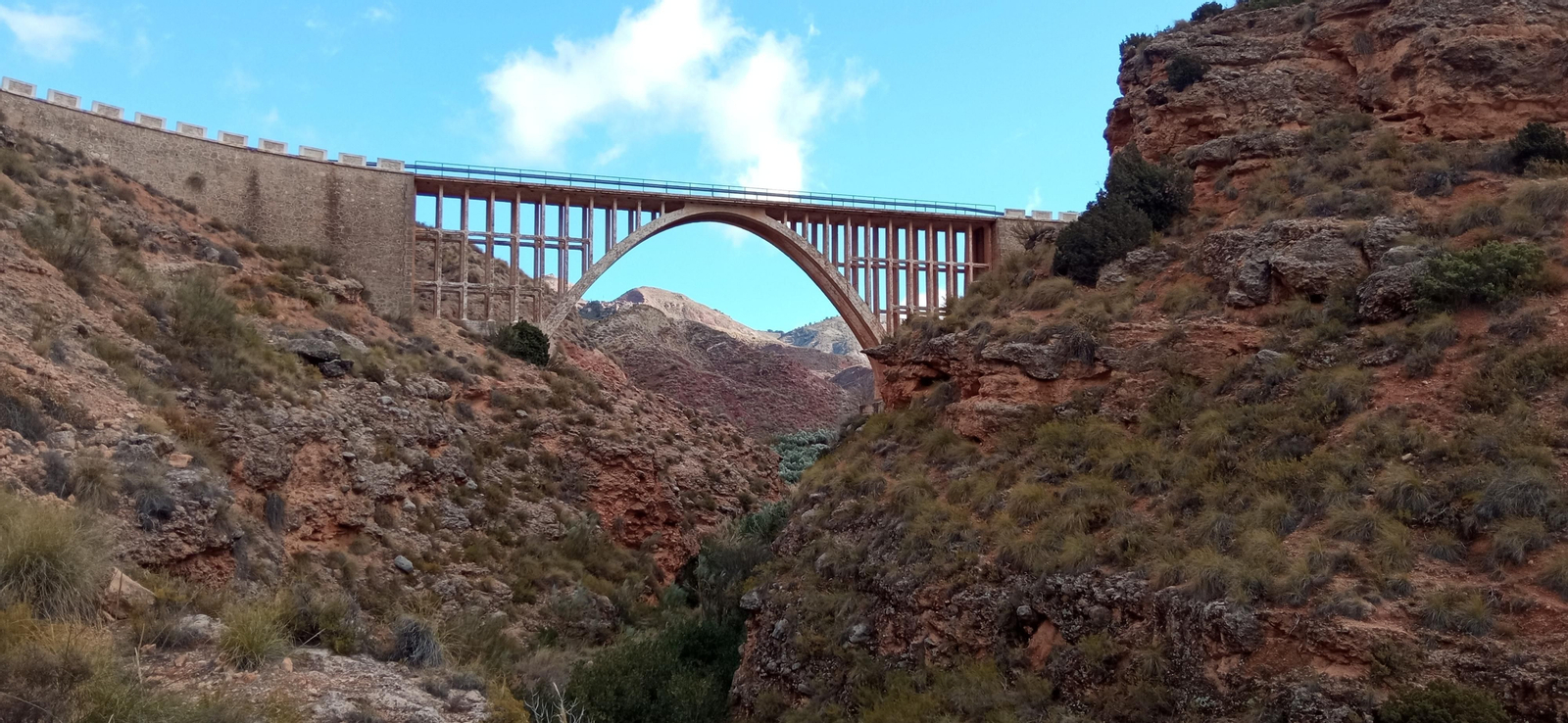El puente de Hinojares con la sierra de fondo