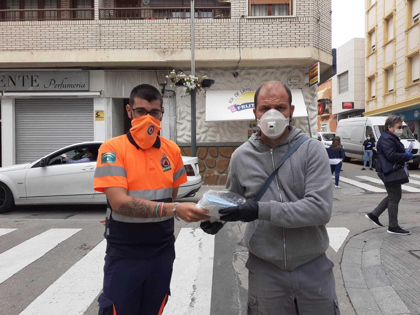 La alcaldesa de Garrucha destaca el papel de Protección Civil en la lucha contra la pandemia.