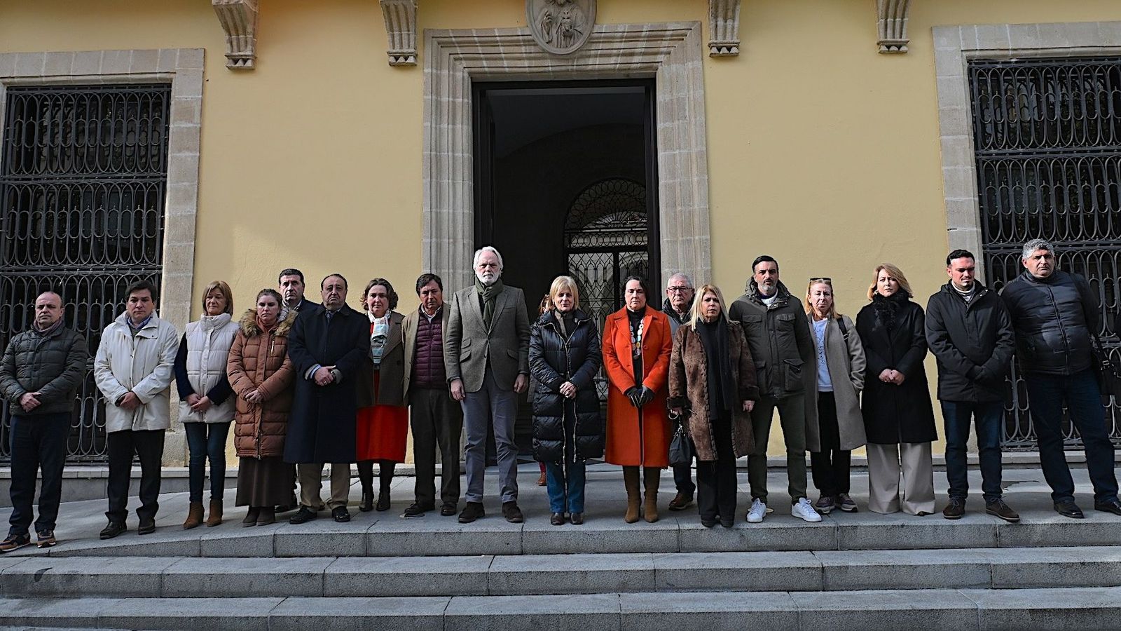 Minuto de silencio delante de la puerta del Ayuntamiento de Jerez, este lunes.
