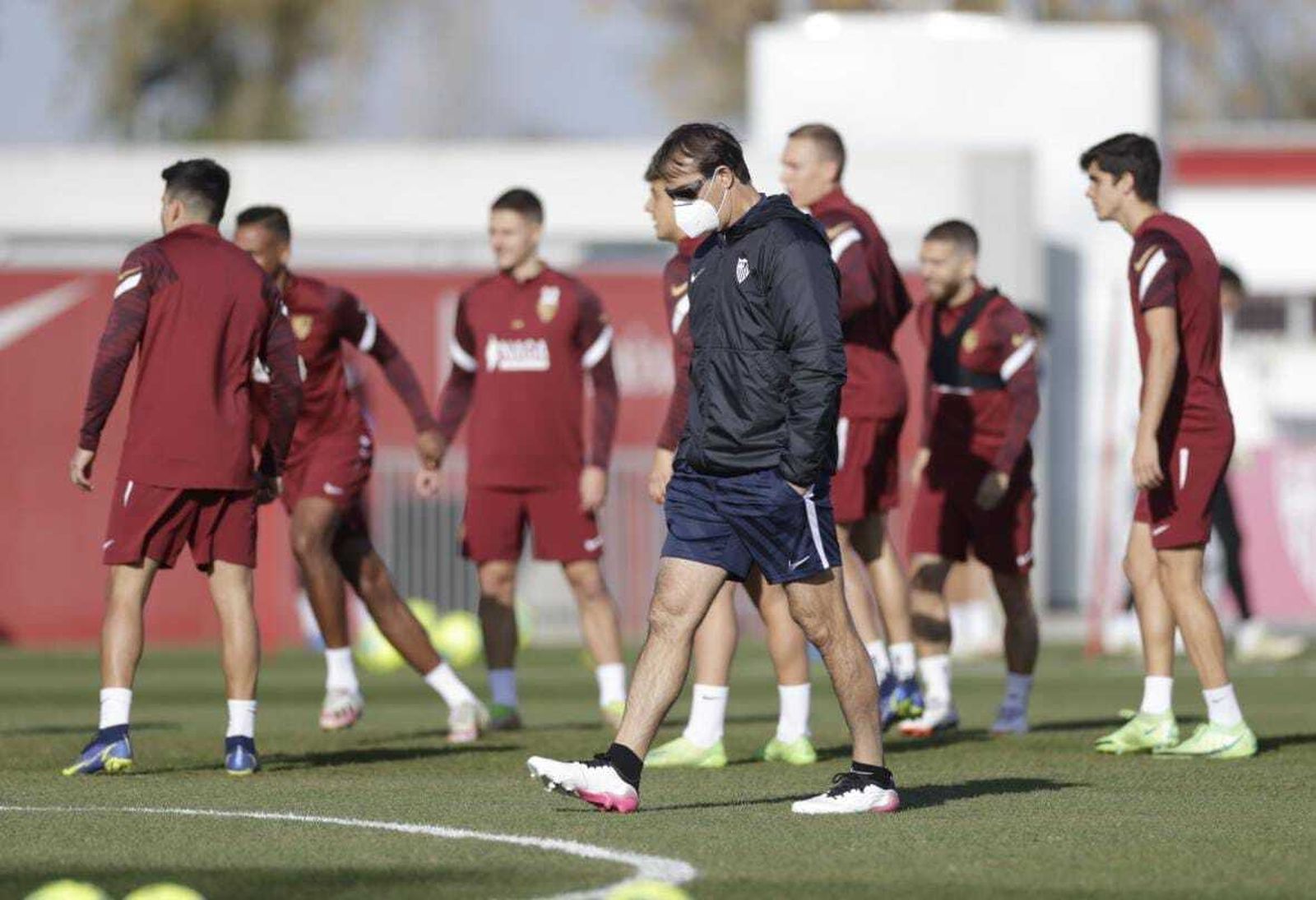 Julen Lopetegui, meditabundo, durante el entrenamiento de este viernes.