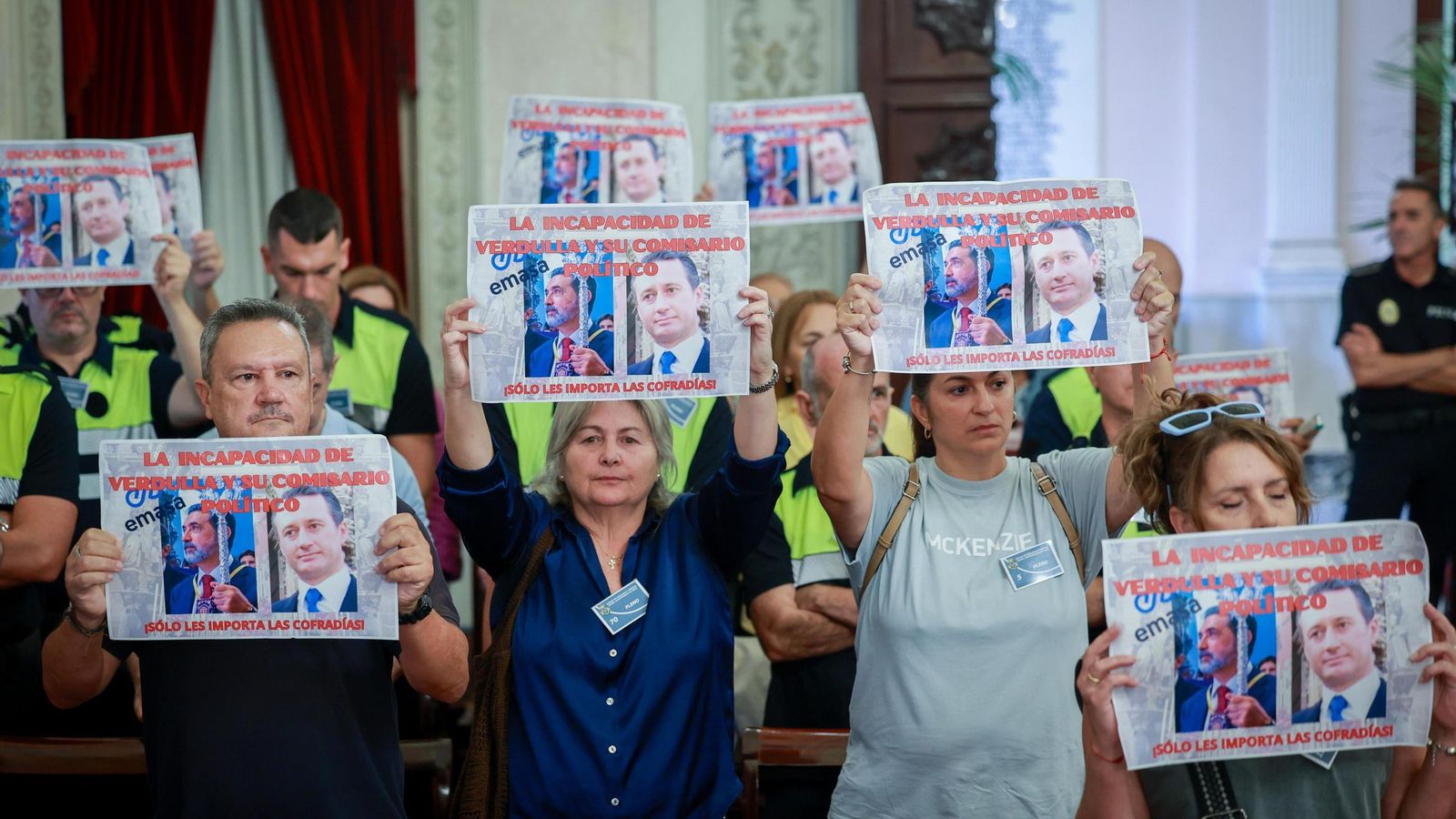 Trabajadores de Emasa, en el Pleno de Cádiz de octubre.
