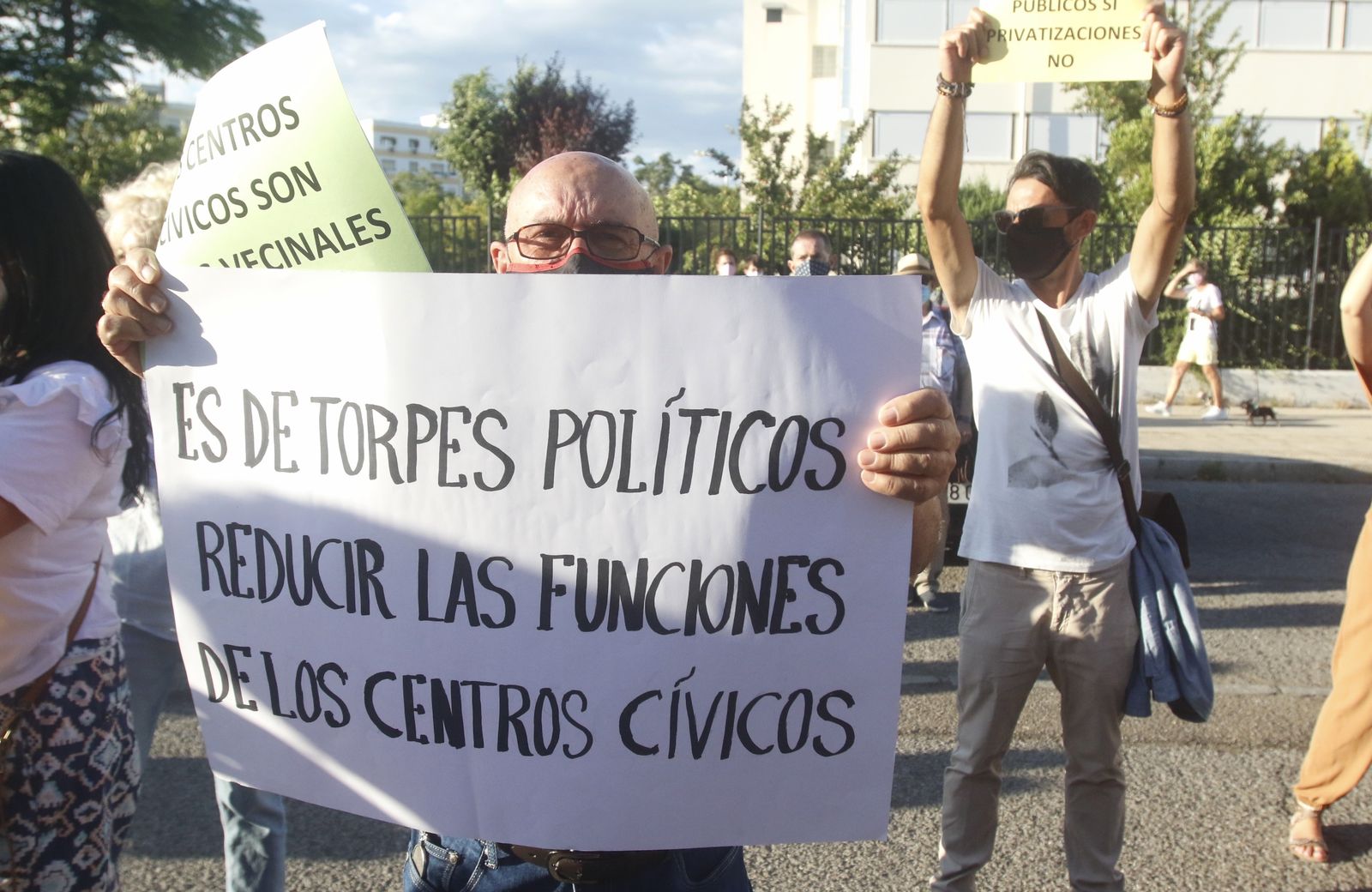 El encierro para exigir la apertura de los centros cívicos de Córdoba, en imágenes