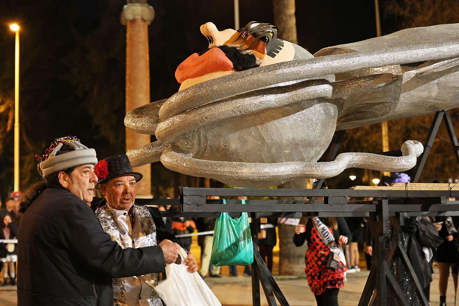 Imágenes del entierro del choco por las calles de Huelva