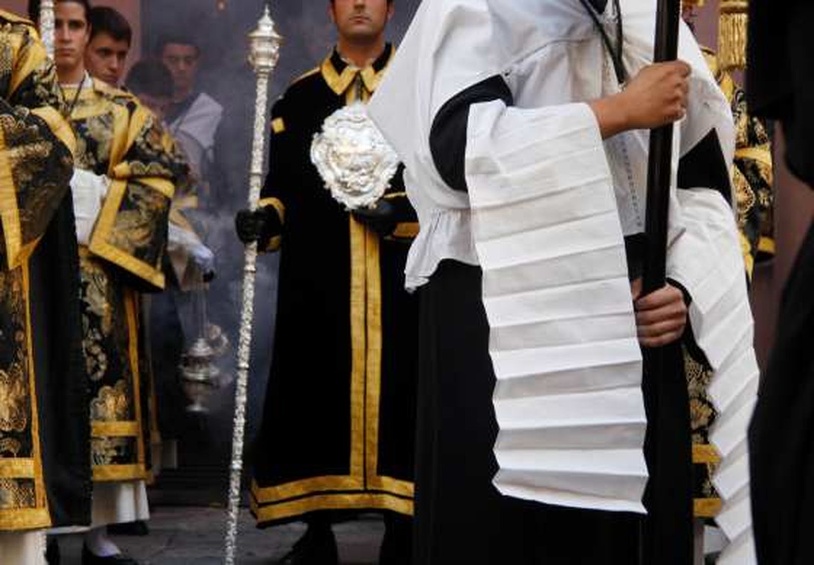 El incienso anuncia la llegada del paso.

Foto: Victoria Hidalgo