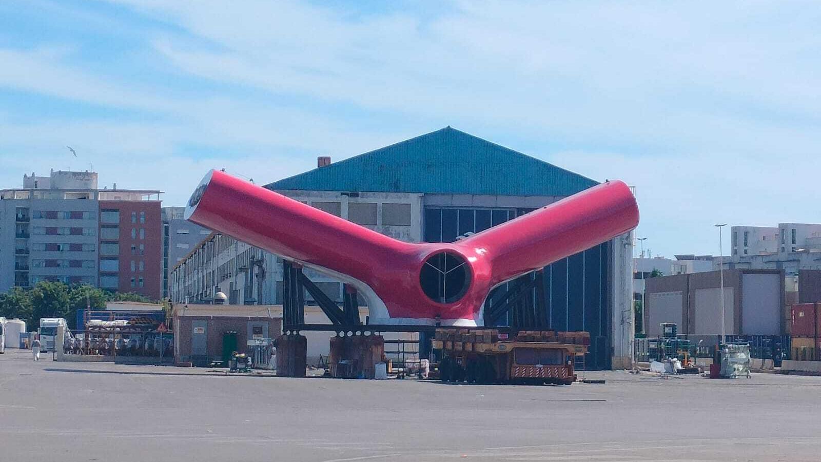 La chimenea aguardaba estos días en las instalaciones de Navantia a que los técnicos iniciaran la operación para colocarle al ‘Carnival Freedom’ una nueva. La chimenea aguardaba estos días en las instalaciones de Navantia a que los técnicos iniciaran la operación para colocarle al ‘Carnival Freedom’ una nueva.
