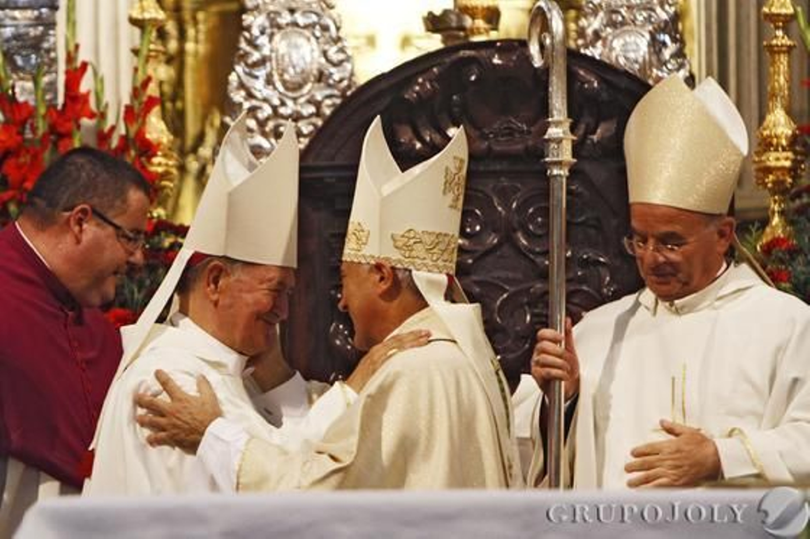 Imágenes de la toma de posesión del nuevo obispo de Cádiz y Ceuta, Rafael Zornoza Boy, en la Catedral de Cádiz.

Foto: Lourdes de Vicente - Joaquin Pino