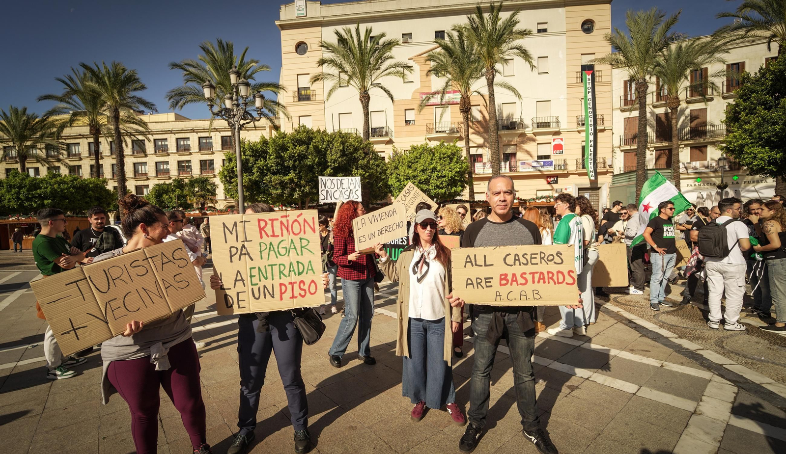 Imágenes de la numerosa participación en la manifestación 'Jerez por la Vivienda'