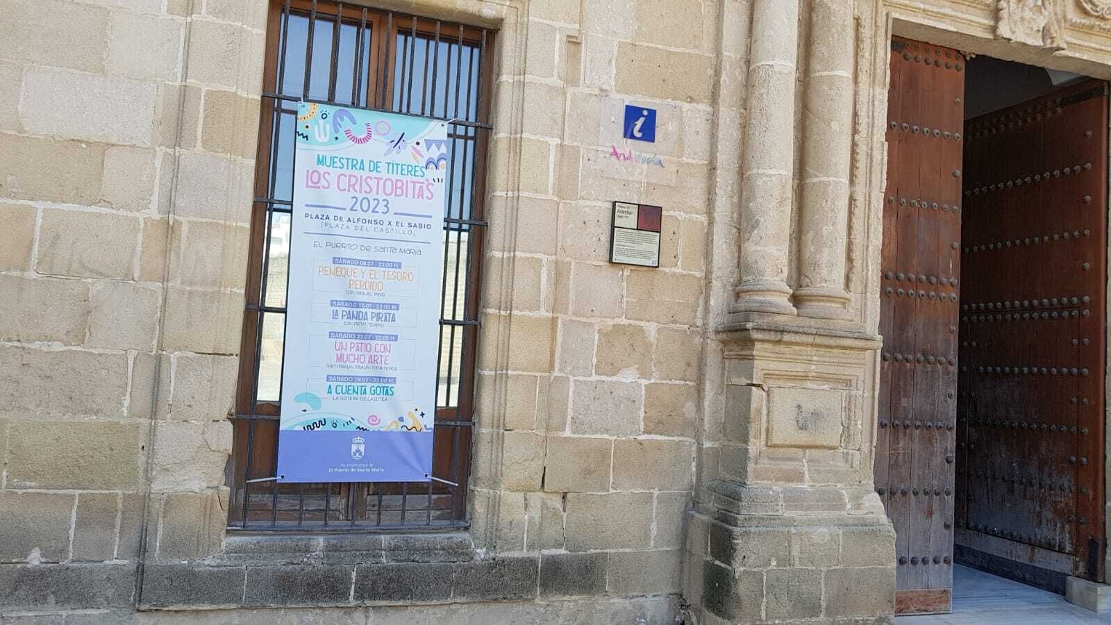 El cartel anunciador de la muestra, en una de las ventanas de la Oficina de Turismo, en la propia Plaza del Castillo.