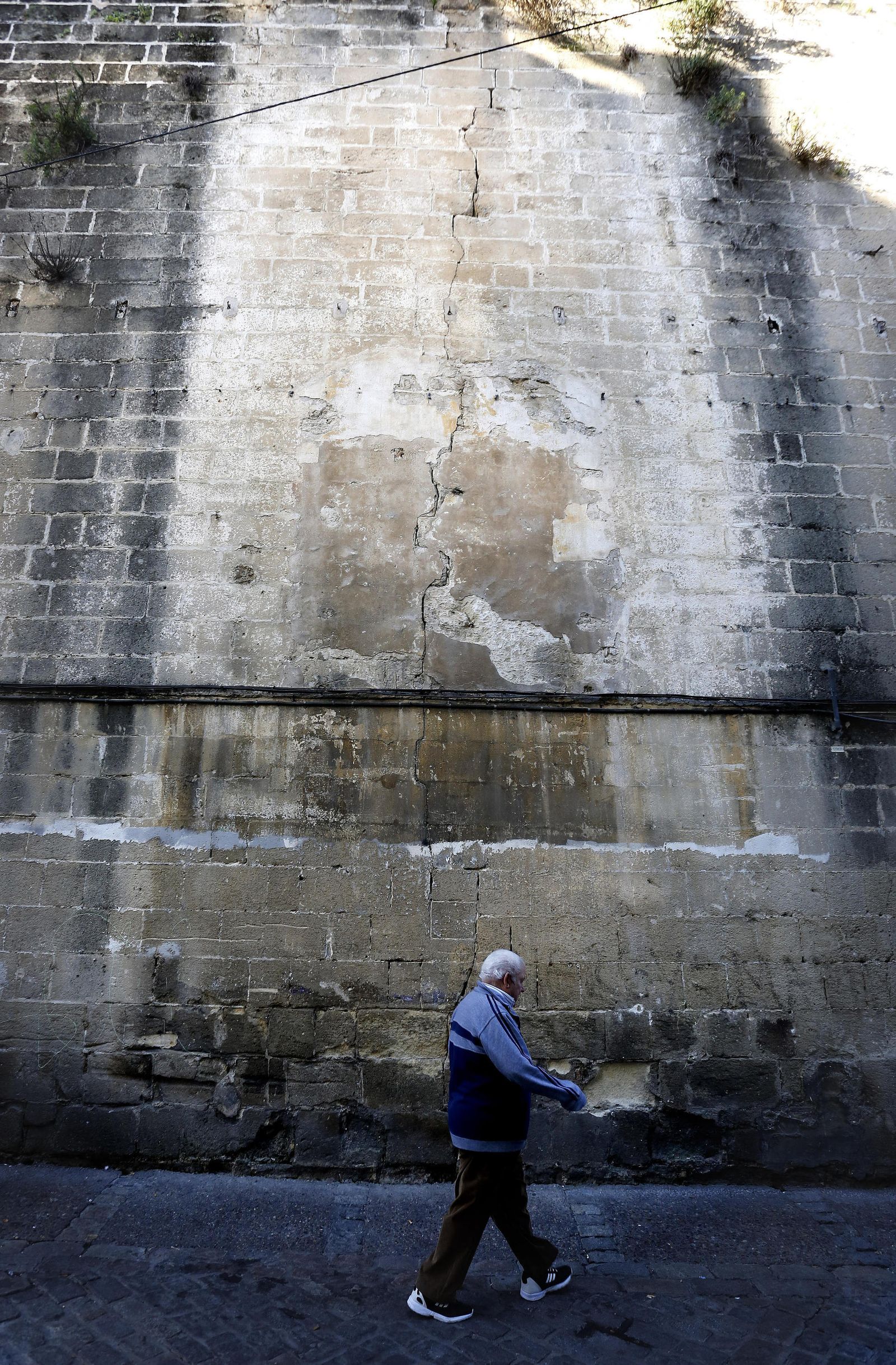 Imagen de la grieta que recorre uno de los muros de San Dionisio ayer.