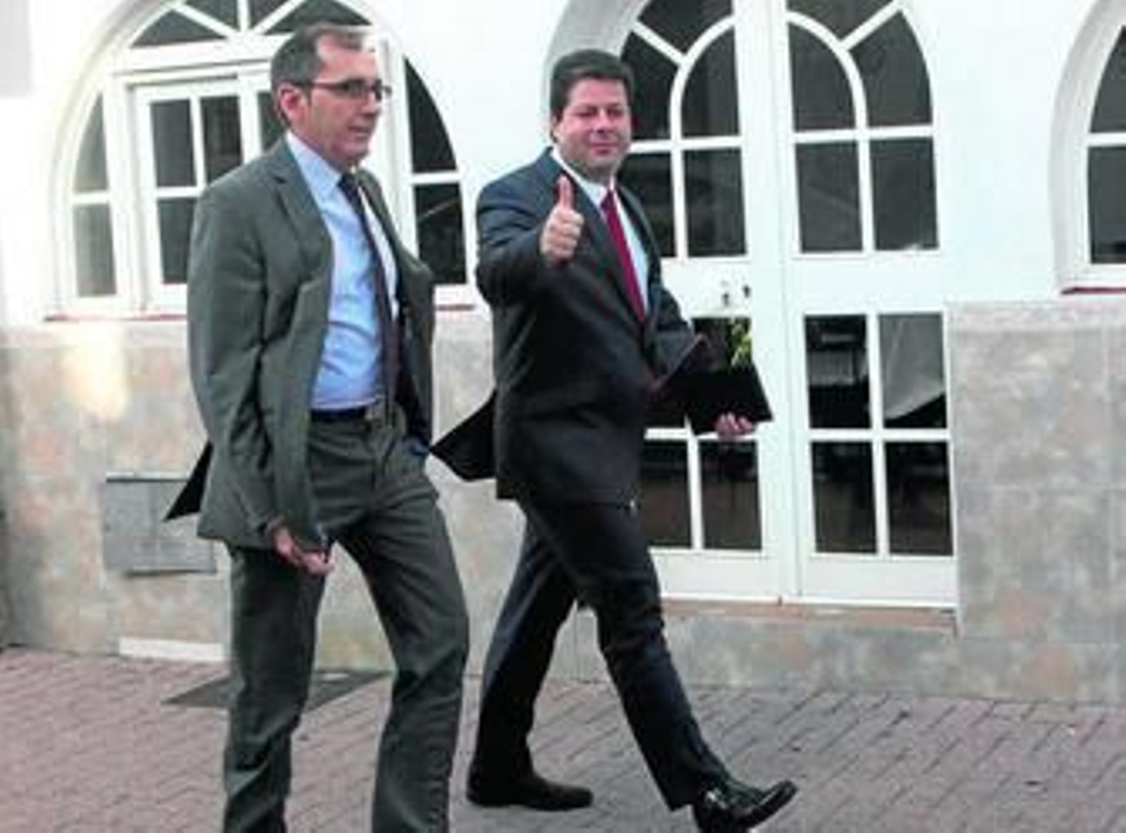 Picardo saluda a cámara durante una visita a España.