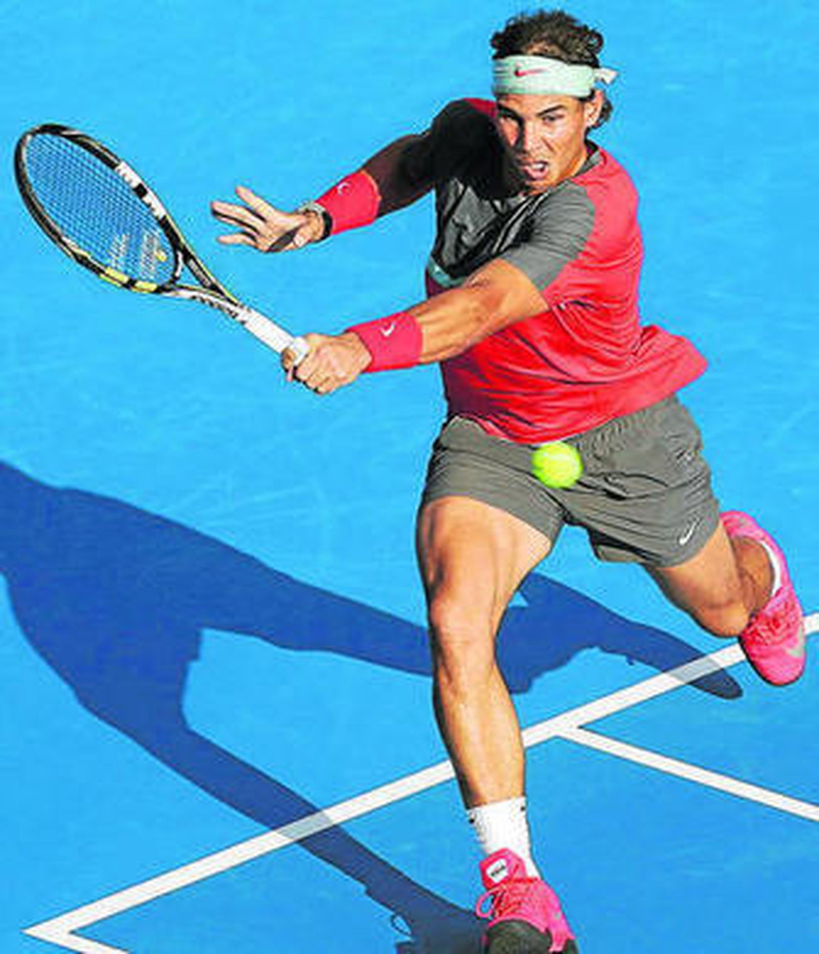 Nadal responde con su golpe de revés en el duelo ante Ferrer.