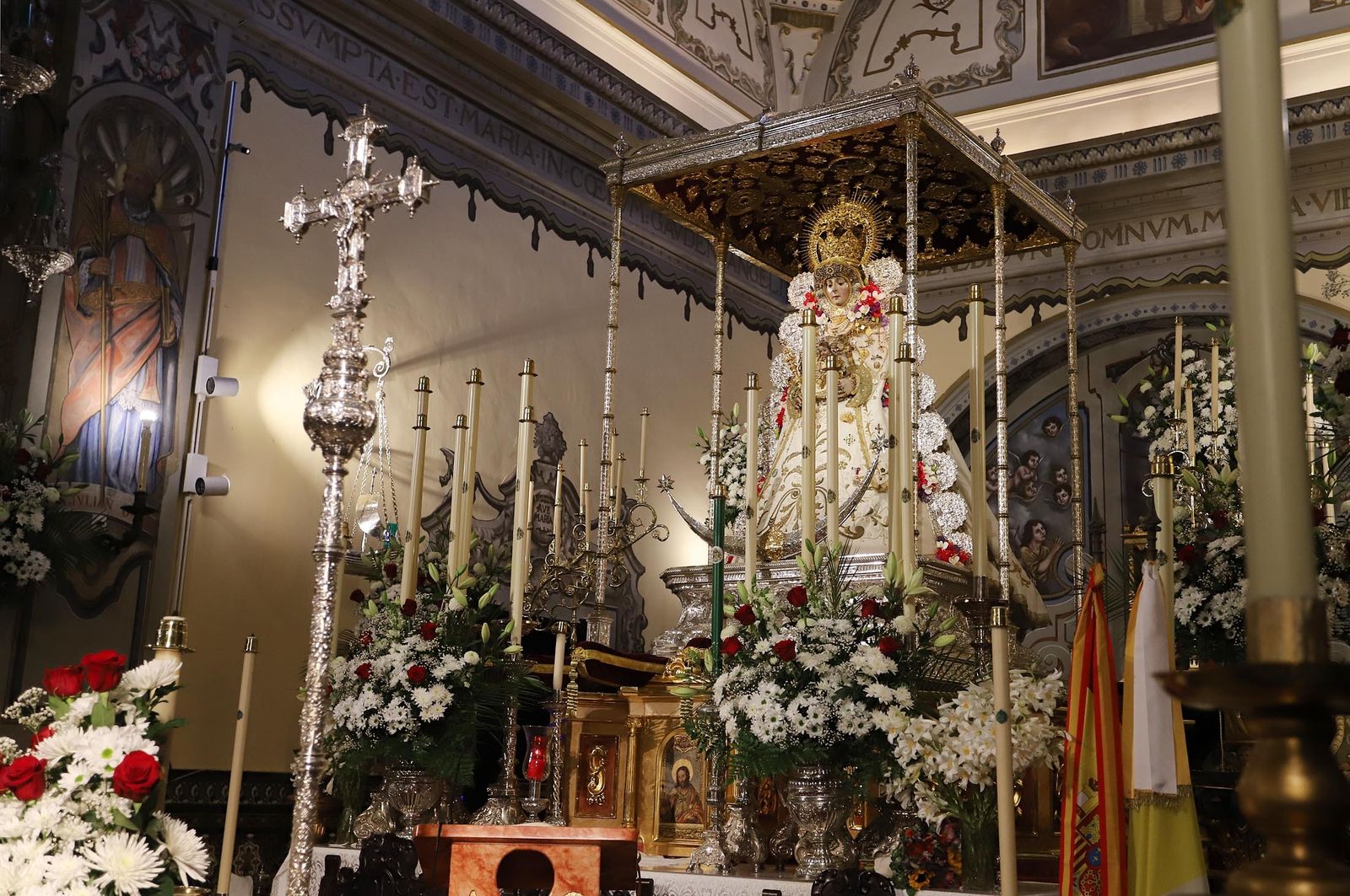 Imágenes de la Virgen del Rocío y sus nuevas andas