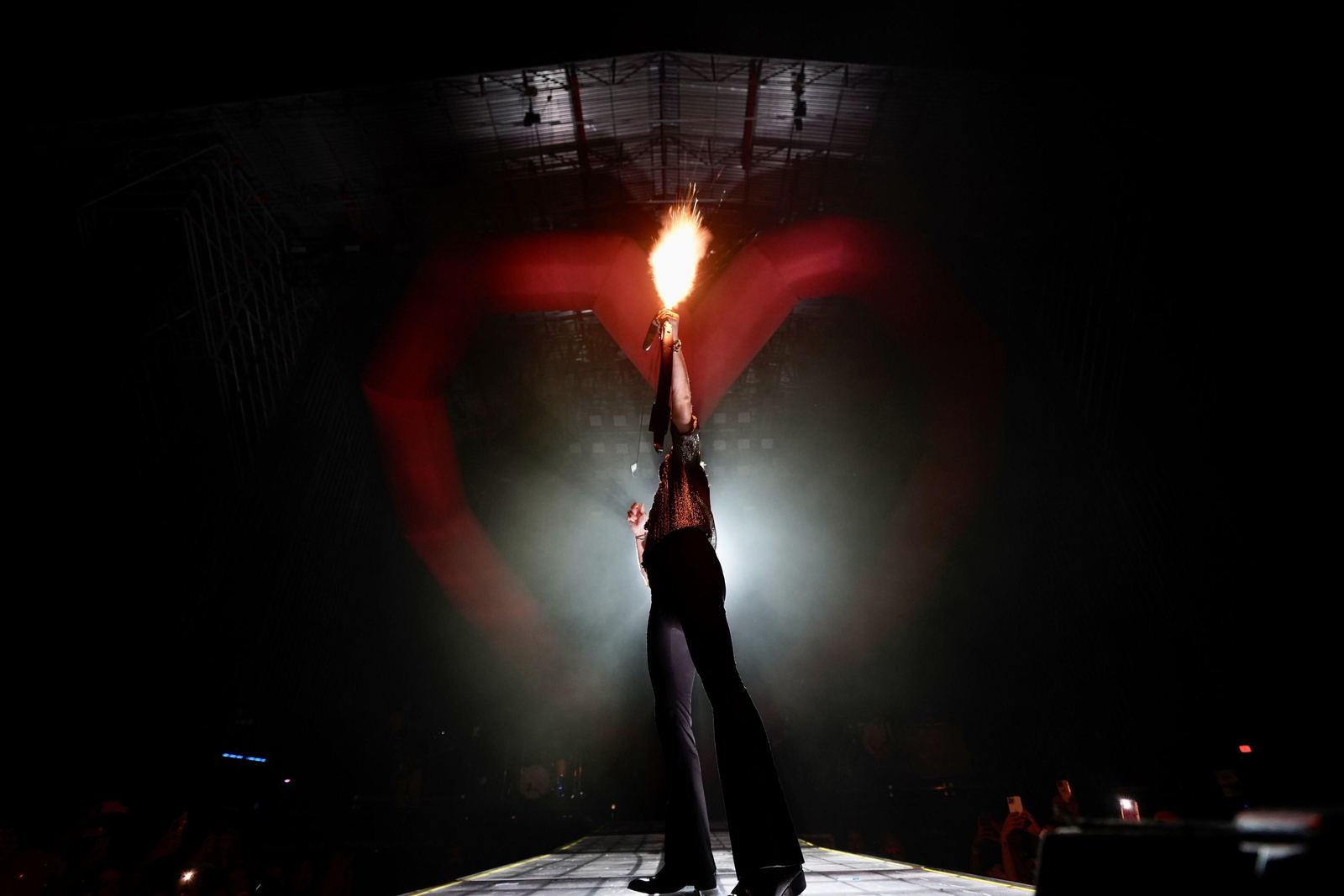 Manuel Carrasco conquista con sus 'flechas de amor' a Granada