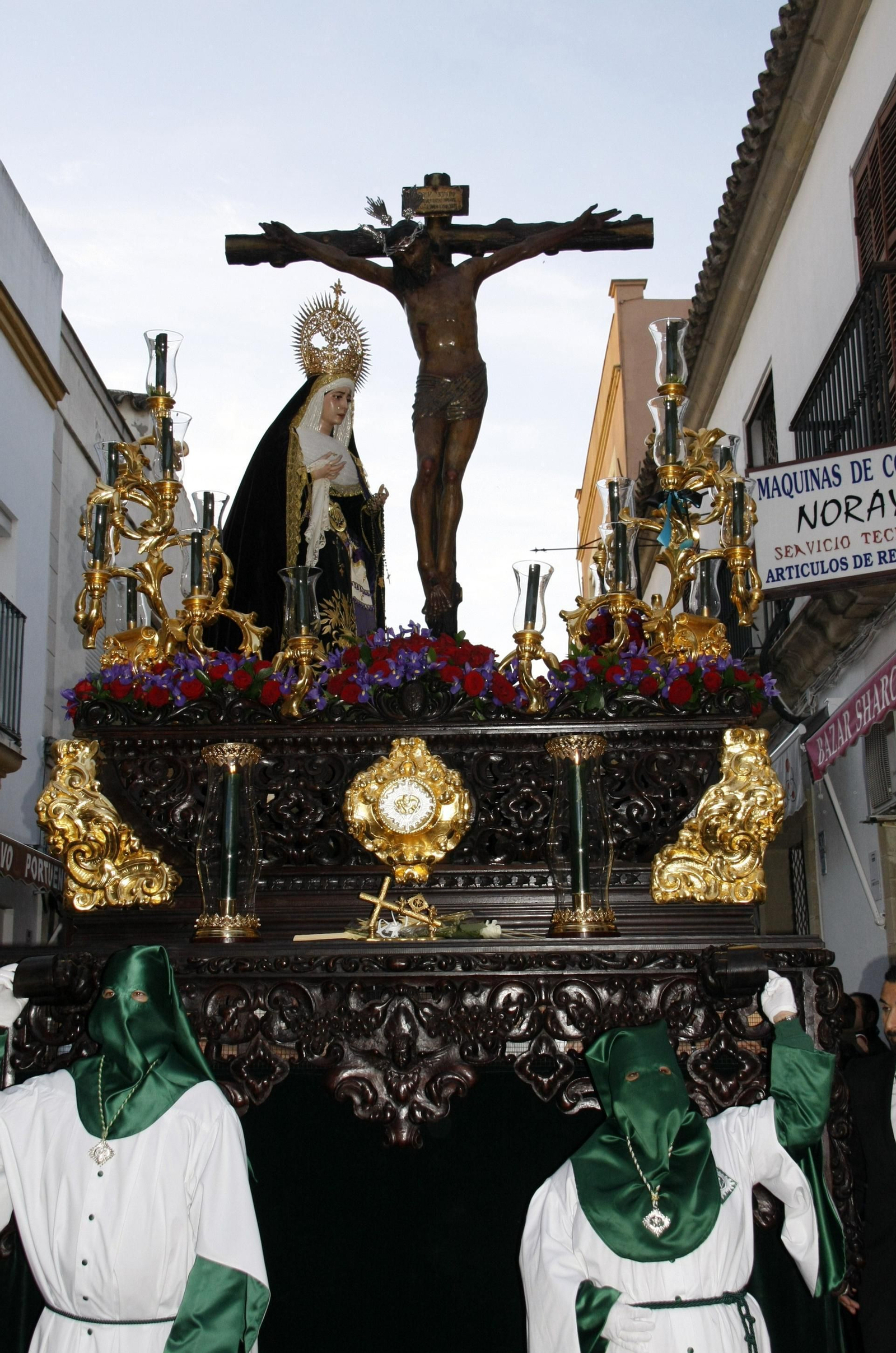 La urna del Santo Entierro, entrando en la calle Federico Rubio, en el primer tramo hacia Carrera Oficial.