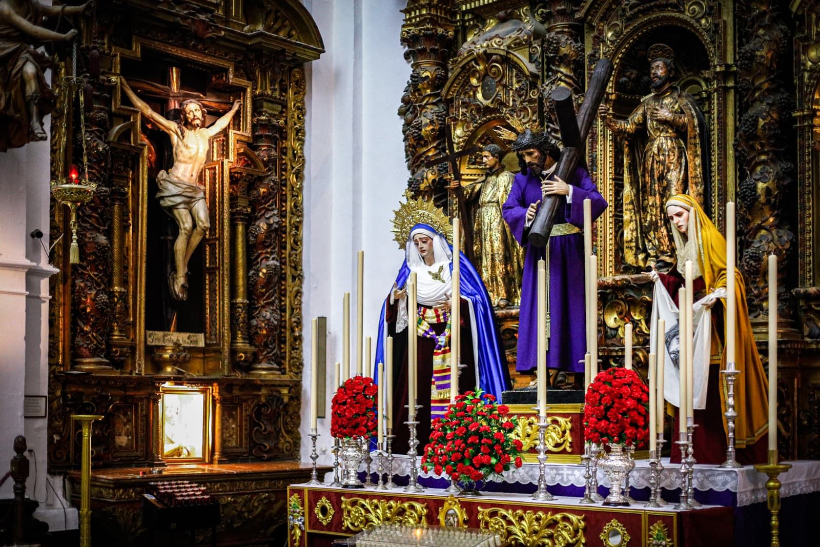 Los titulares de la cofradía de Sanidad, en el altar provisional dispuesto en Santiago, su nueva sede canónica.