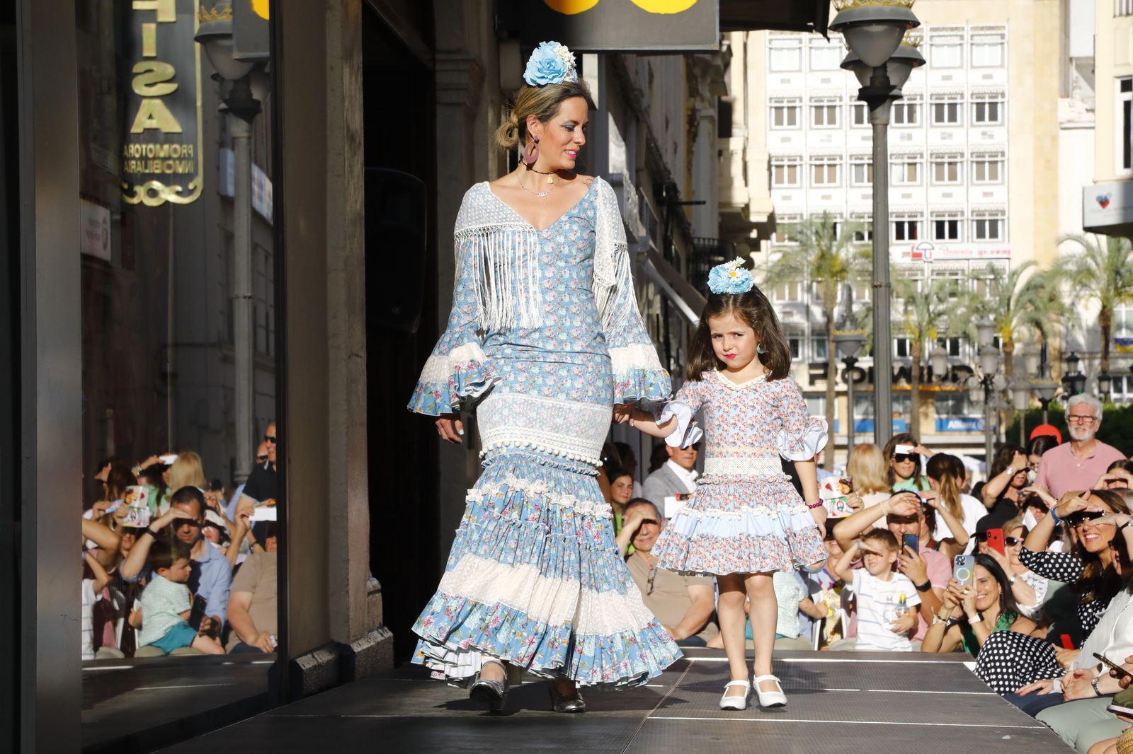 Las flamencas más solidaria toman el centro de Córdoba, en fotos