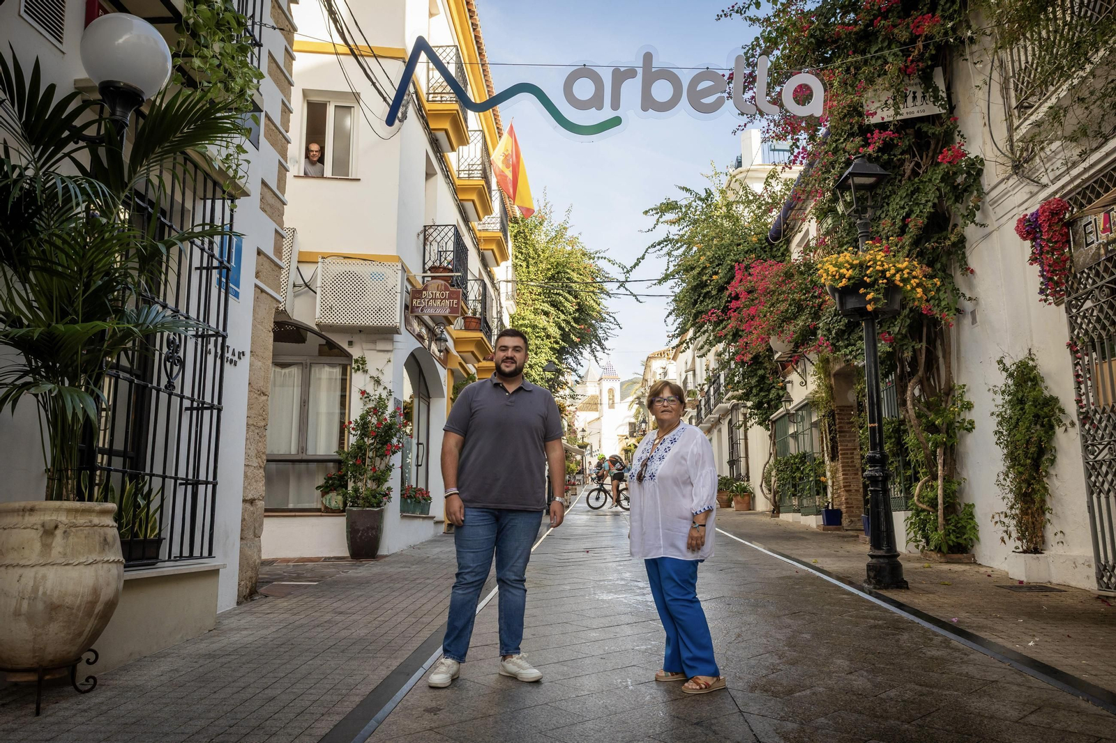 El concejal del distrito Oeste, Alejandro González, y la asesora de Comercio, Carmina Serrano.