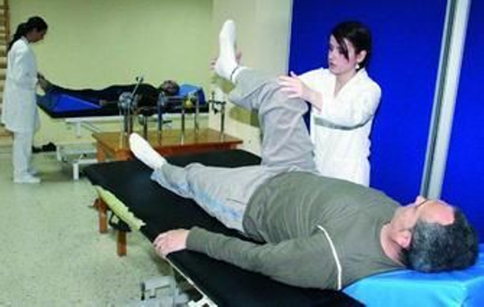 La enfermedad requiere tratamiento, cuidados y rehabilitación con fisioterapeutas.