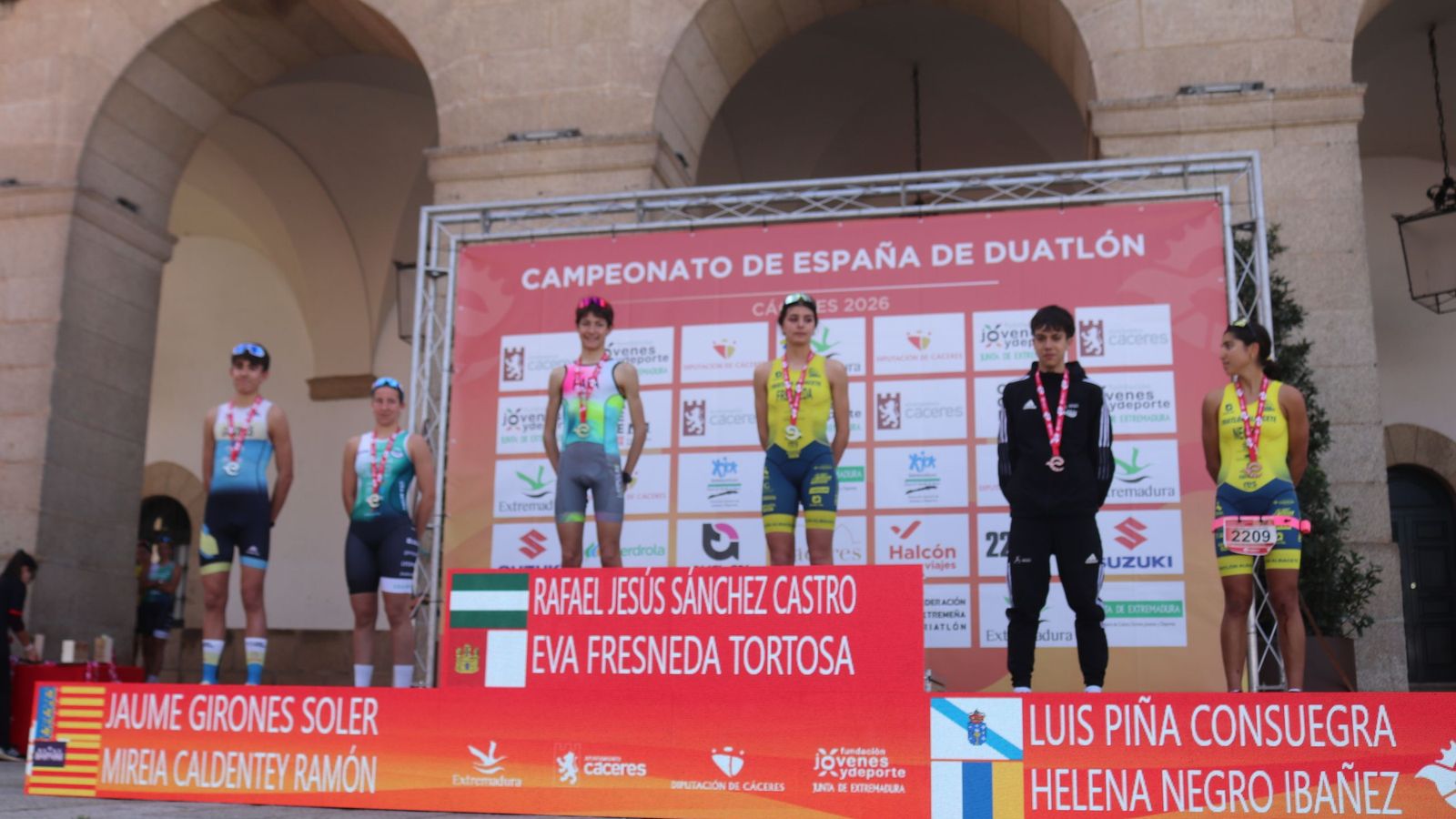 Rafa Sánchez, en el podio junto a los otros dos medallistas masculinos y las tres primeras en categoría femenina.