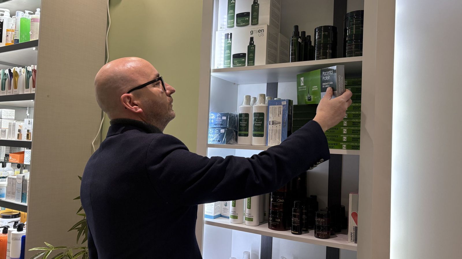 Antonio Navas coloca un producto en una estantería.