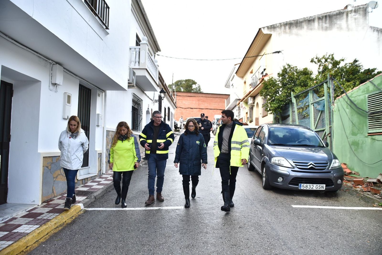 Jesús Fernández, alcalde de Tesorillo (en el centro), junto a Patricia Navarro, delegada de la Junta en Málaga, y el alcade de Casares, Juan Luis Villalón.
