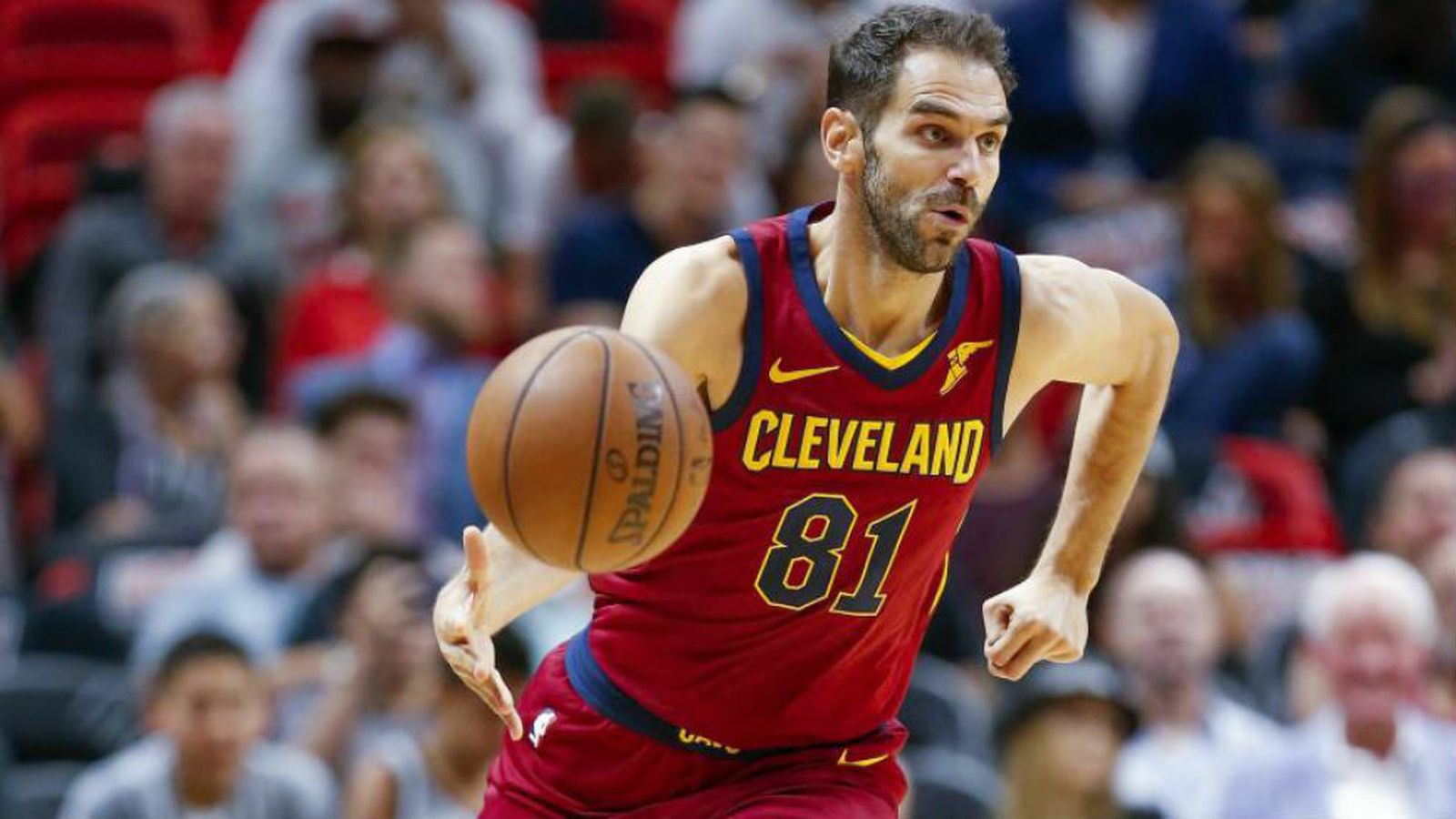José Manuel Calderón bota el balón en un partido de las Finales NBA de 2018.