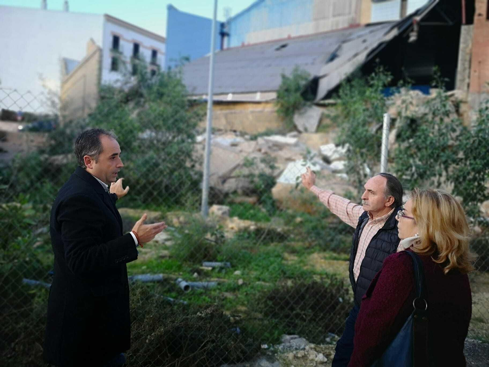 Saldaña, con dos vecinos de El Agrimensor durante la visita a la barriada