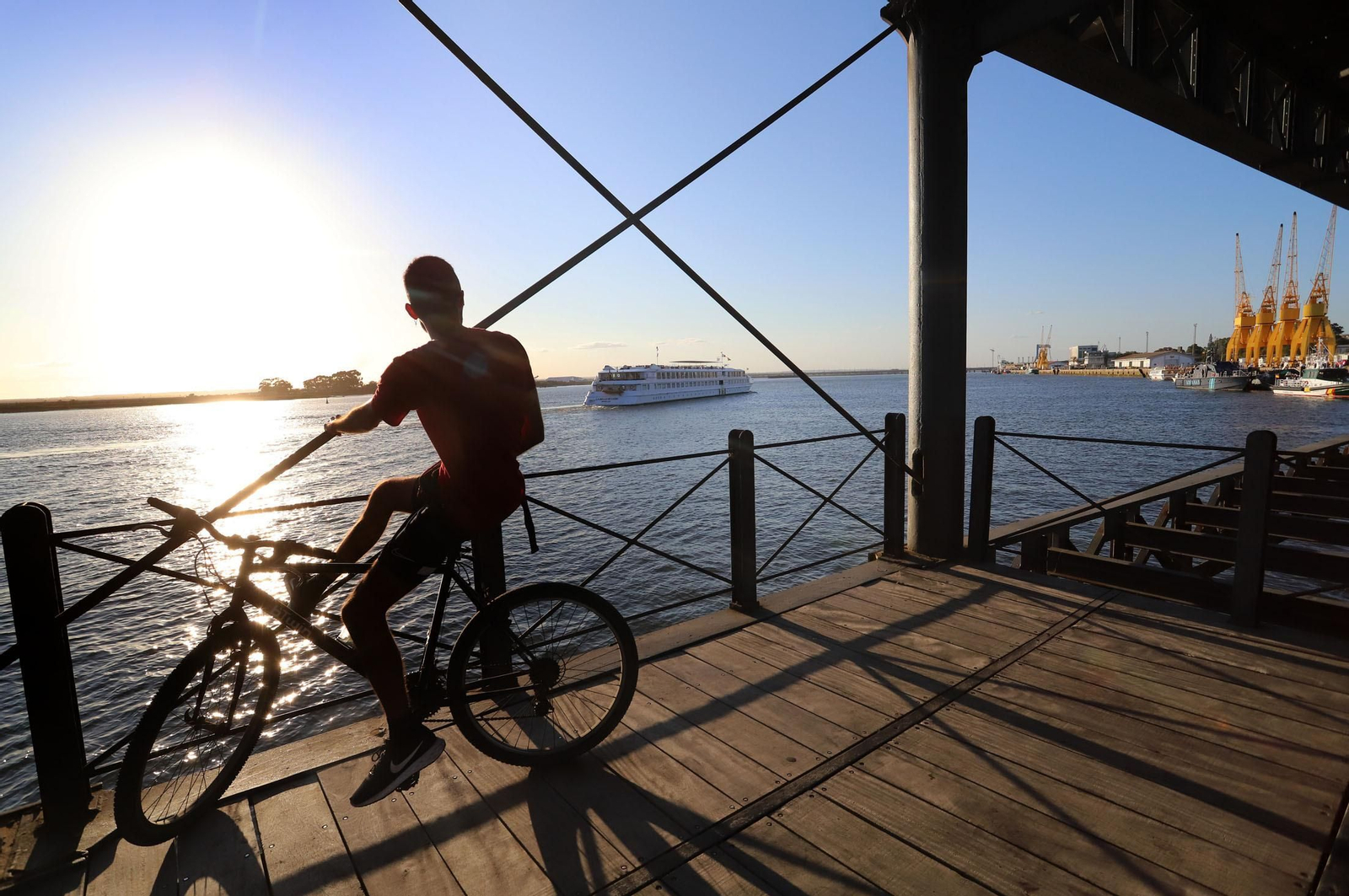 Llegada del del crucero La Belle de Cadix al Puerto de Huelva
