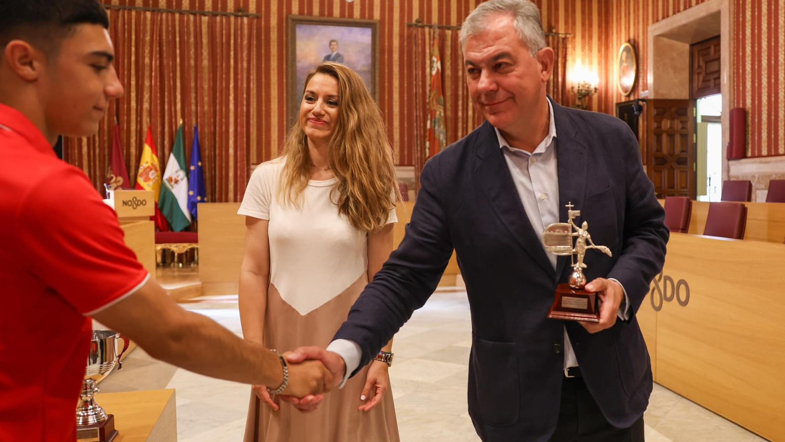 El alcalde hace entrega de un trofeo en nombre de la ciudad.