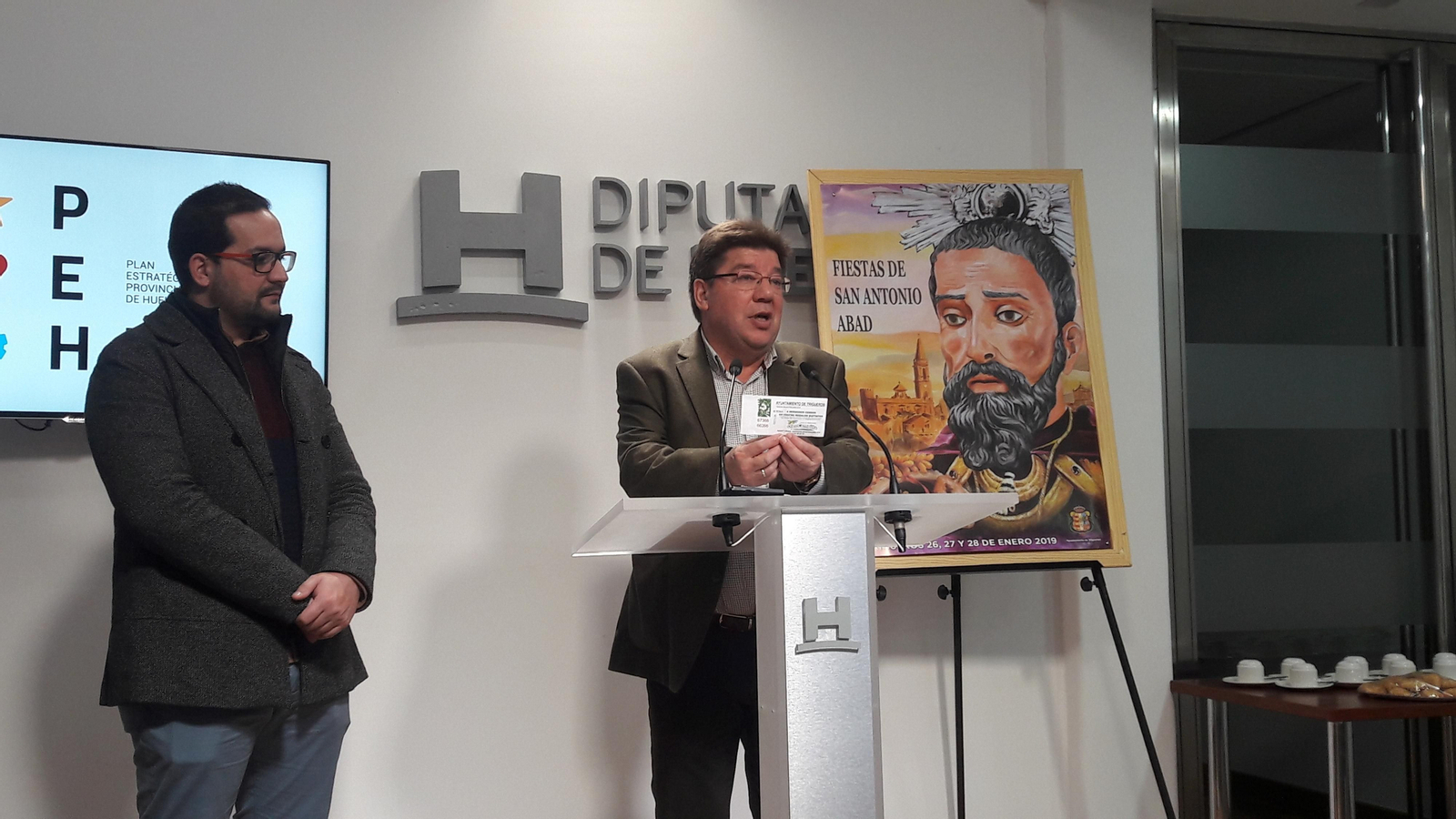 El alcalde de Trigueros muestra una de las papeletas de la rifa de los cerdos, esta mañana.