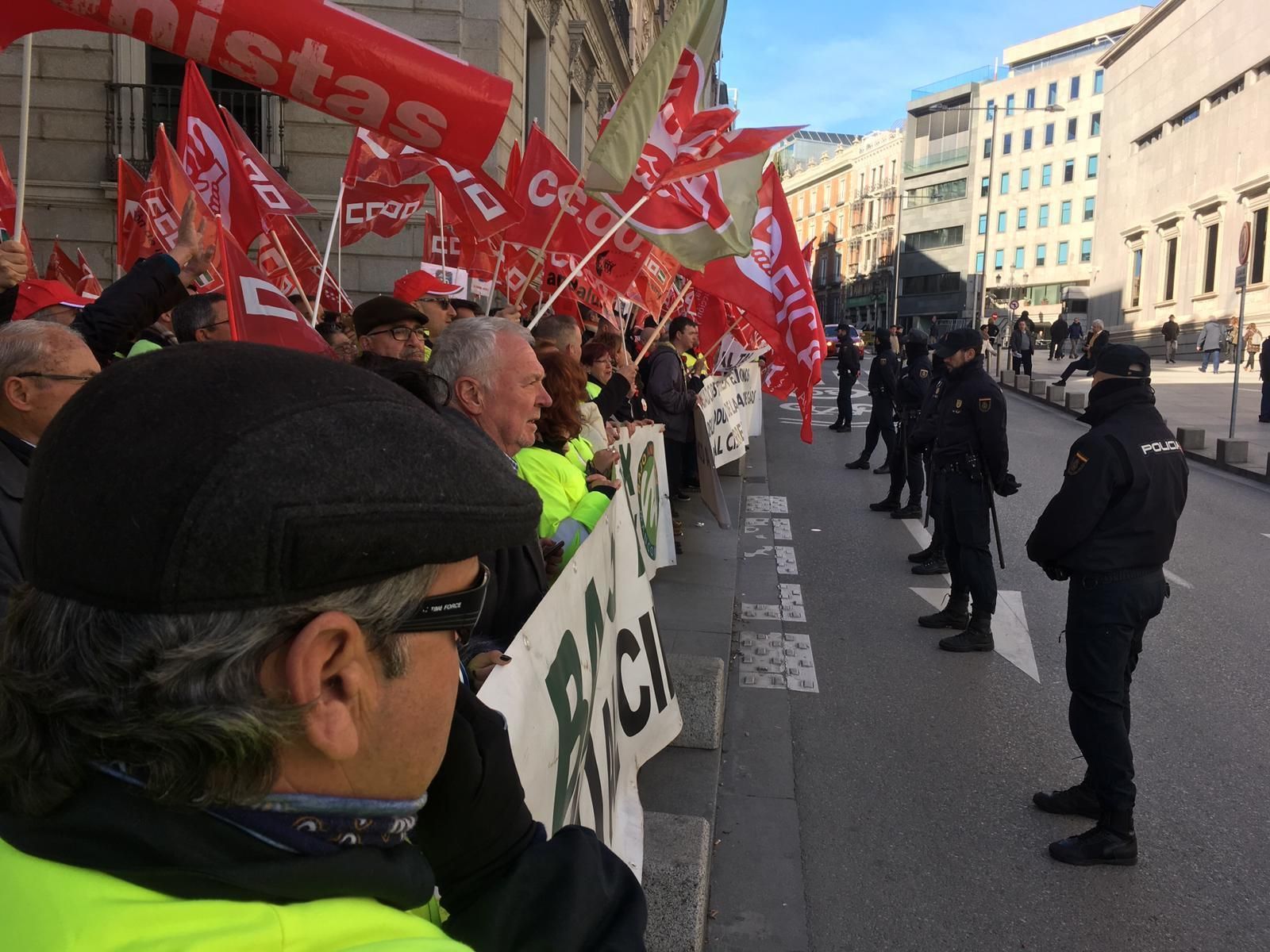 Los trabajadores se han manifestado en la sede de la Embajada de México.