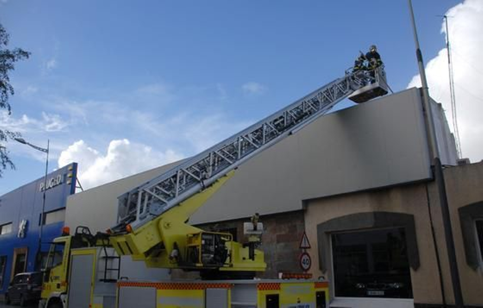 El fuerte viento causó destrozos en las instalaciones deportivas y en varias naves del Polígono de Fradricas

Foto: Rioja