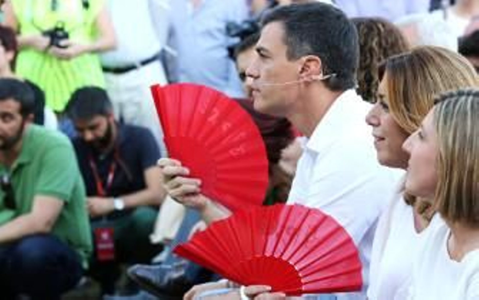 Un mitin de gorra y botellín