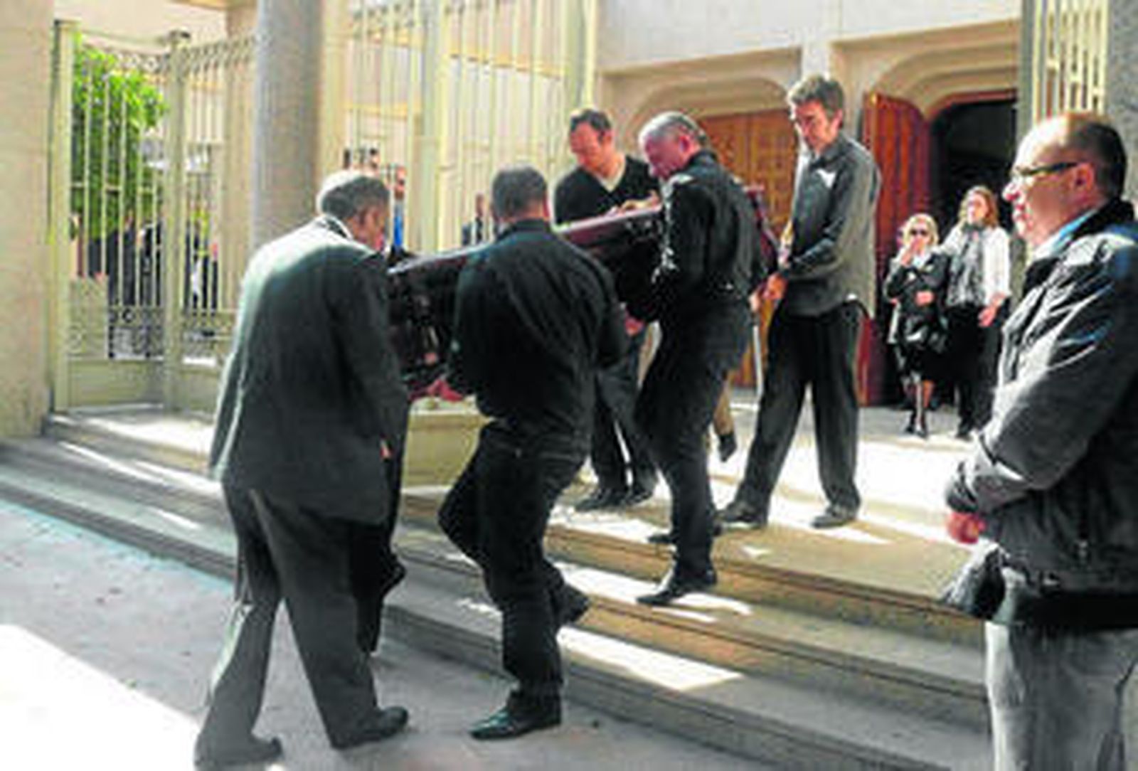 Los familiares, junto al coche.