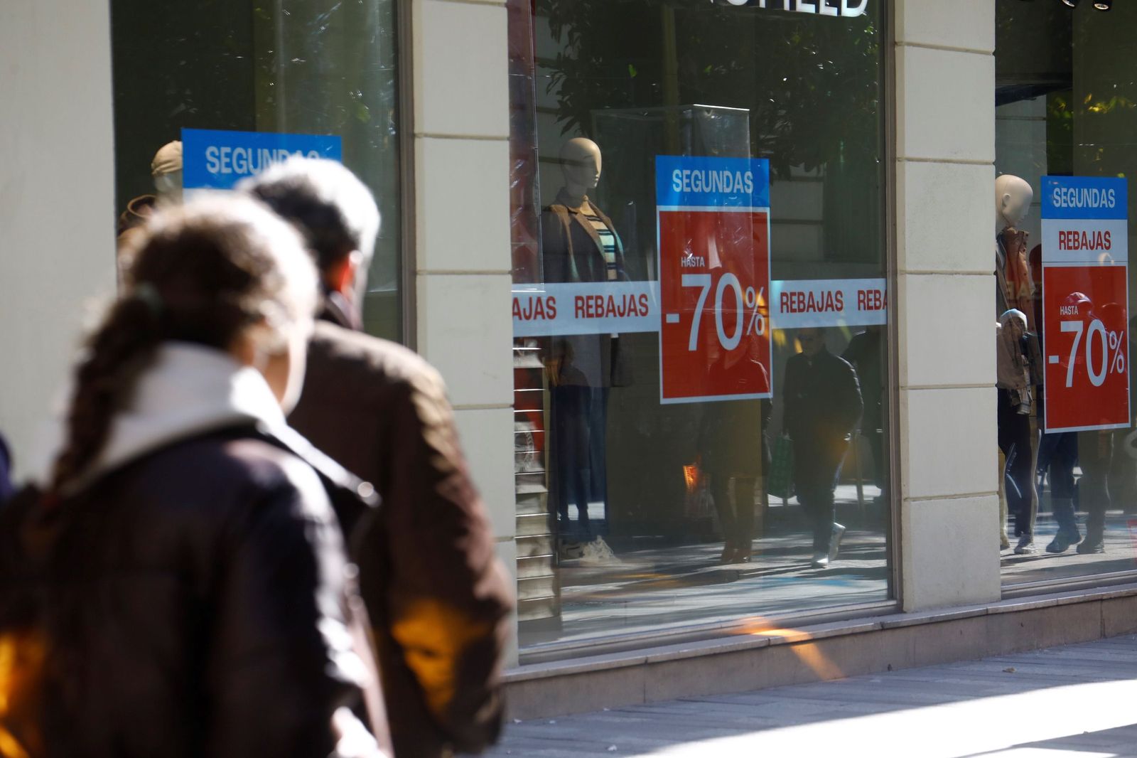 Los cordobeses se lanzan a por las rebajas de invierno, en imágenes
