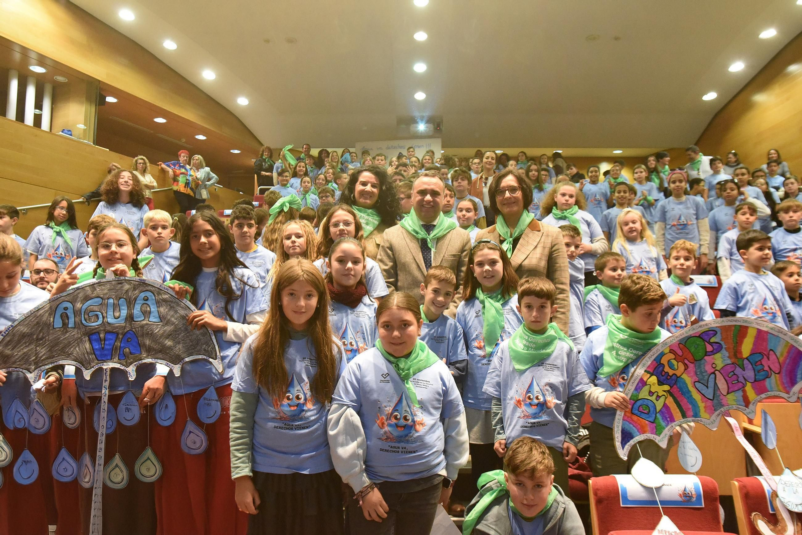 Francis Rodríguez, con los escolares que han participado en el Día Mundial de la Infancia en la Diputación Francis Rodríguez, con los escolares que han participado en el Día Mundial de la Infancia en la Diputación