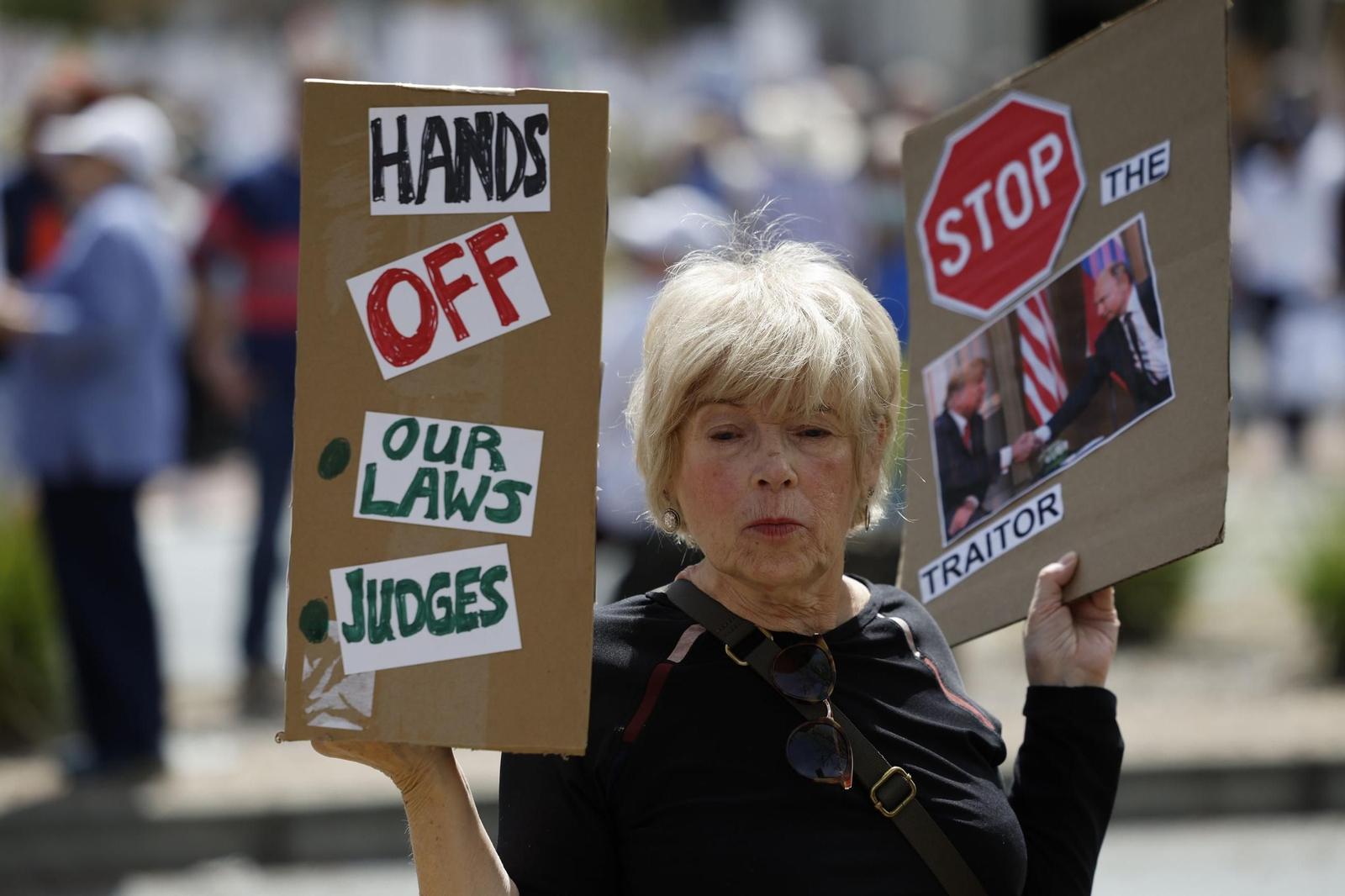Miles de manifestantes contra Trump y Musk en EEUU: "¡Quita tus manos!"
