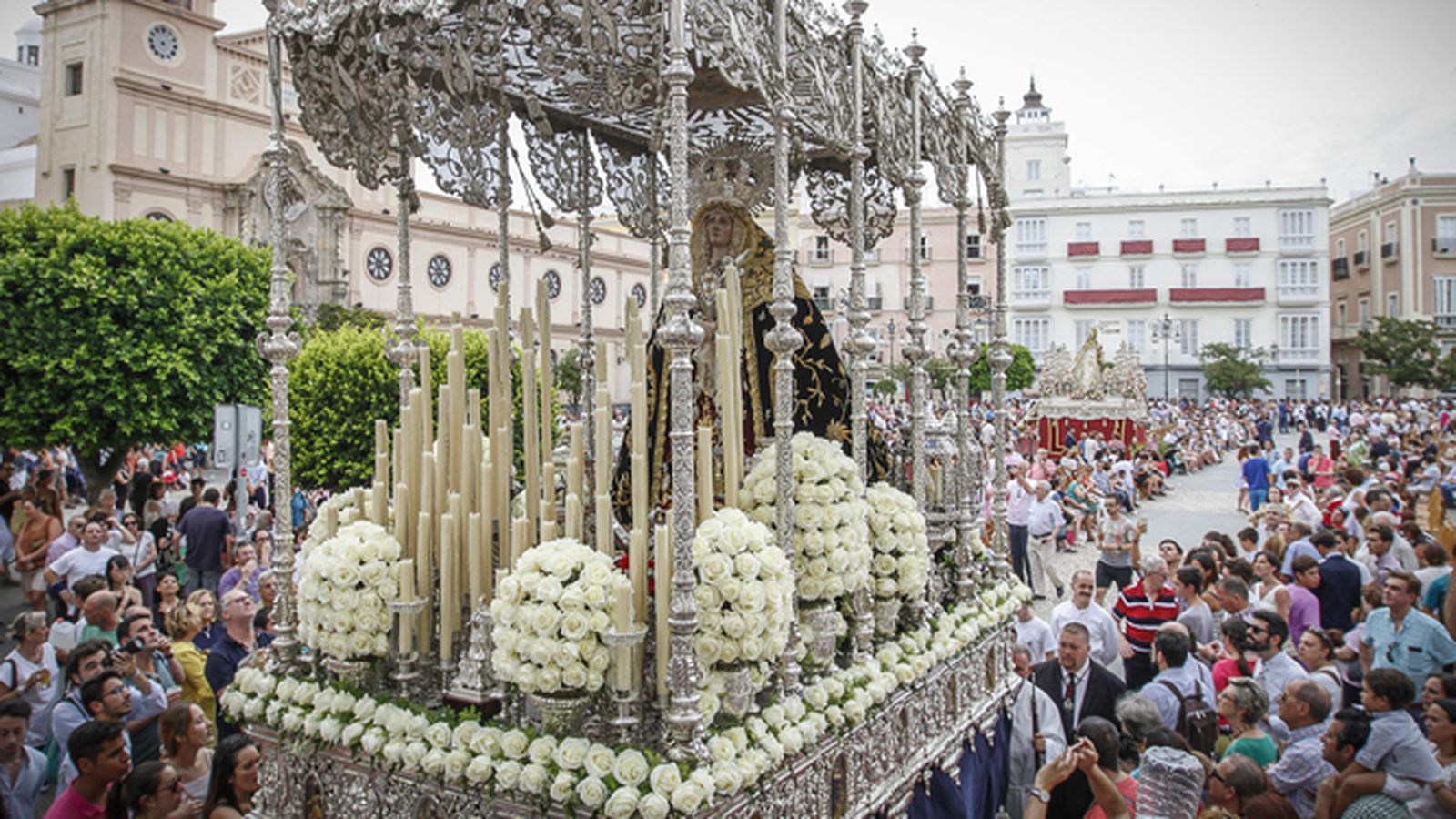Angustias de Ecce-Homo, sin San Juan y con el manto bordado de Dolores del Nazareno, cruza San Antonio tras pasar por delante de la Patrona.