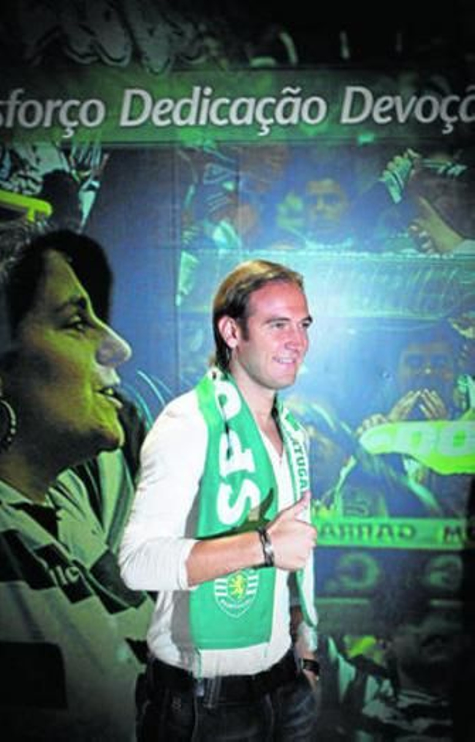 Diego Capel posa ante los medios durante su presentación.