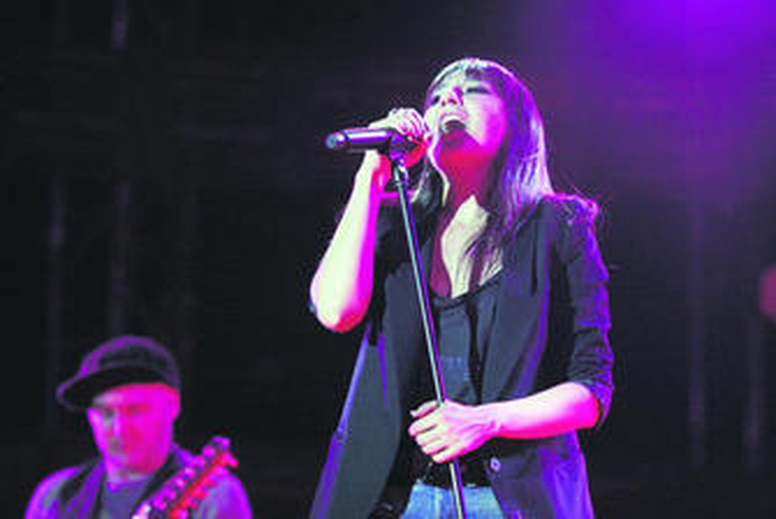 Eva Amaral, con Juan Aguirre al fondo, el viernes en el Auditorio Municipal.