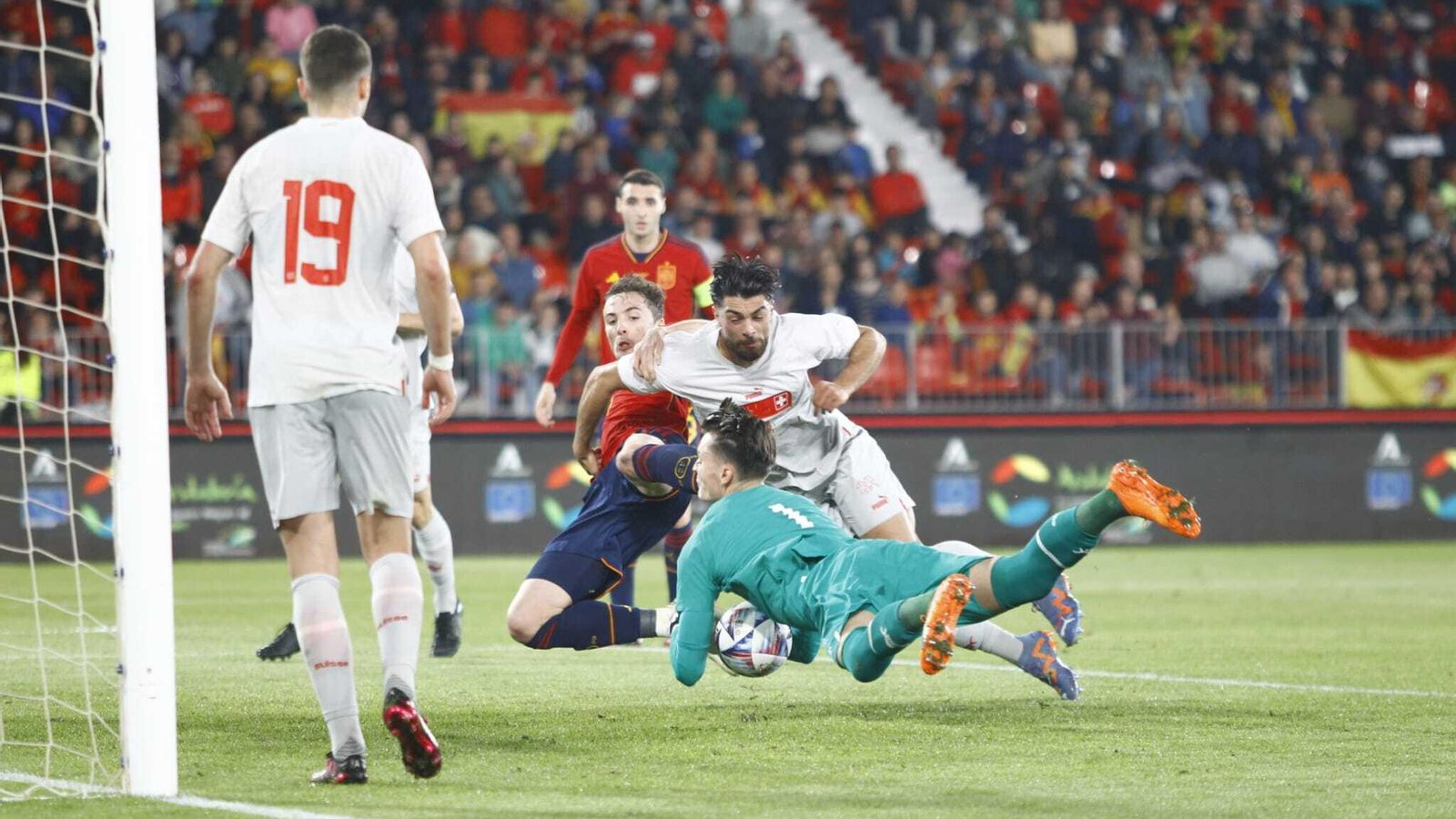 Un jugador español se lanza con todo a por el balón ante el meta suizo.